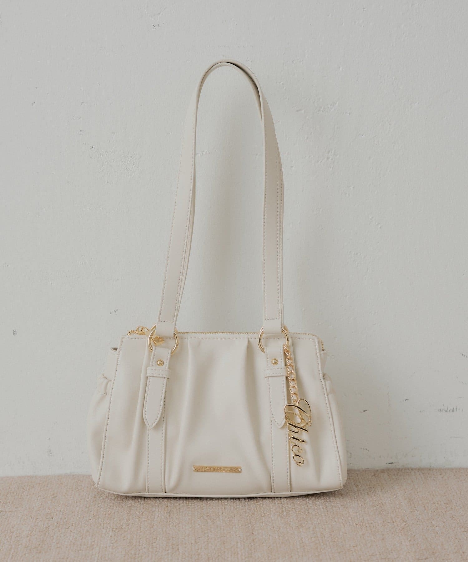 Chico(チコ) 【12/19(金)18時販売】チャーム付きタックデザインボストンバッグ