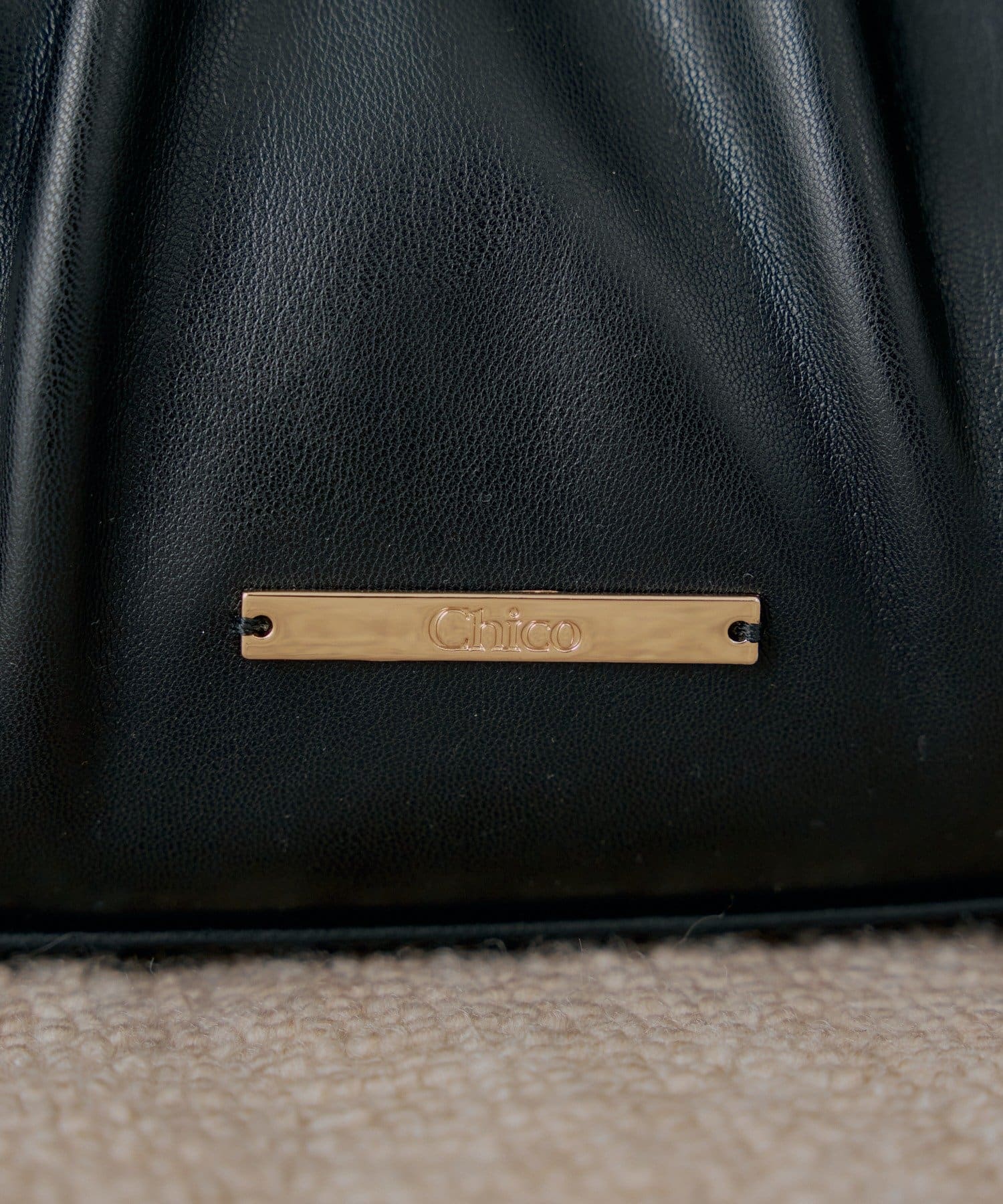 Chico(チコ) 【12/19(金)18時販売】チャーム付きタックデザインボストンバッグ