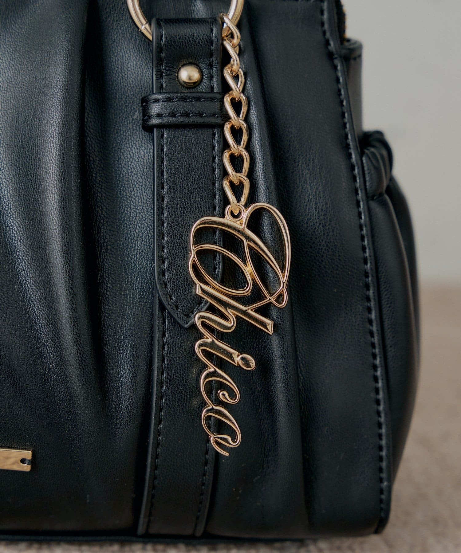 Chico(チコ) 【12/19(金)18時販売】チャーム付きタックデザインボストンバッグ