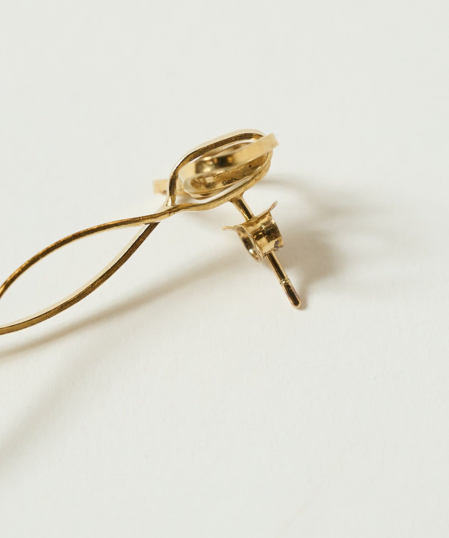 BEARDSLEY(ビアズリー) 《BEATRIZ PALACIOS》リボンピアス