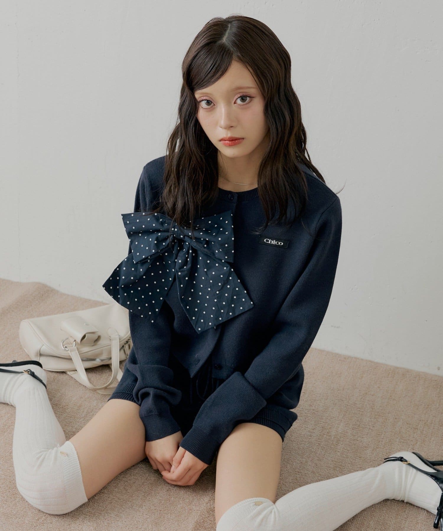 Chico(チコ) 【12/19(金)18時販【セットアップ対応】胸ロゴコンパクトニットカーディガン