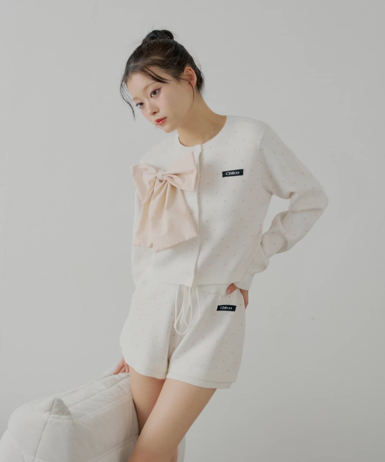 Chico(チコ) 【12/19(金)18時販【セットアップ対応】胸ロゴコンパクトニットカーディガン