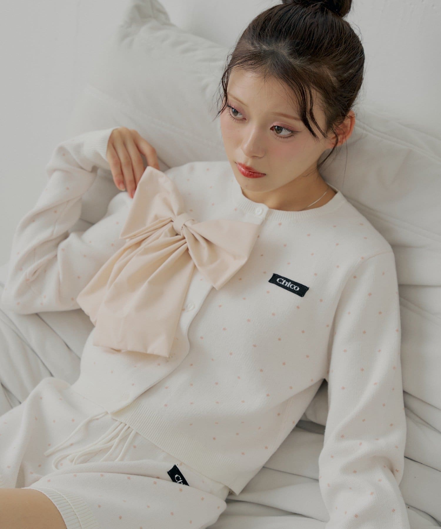 Chico(チコ) 【12/19(金)18時販【セットアップ対応】胸ロゴコンパクトニットカーディガン