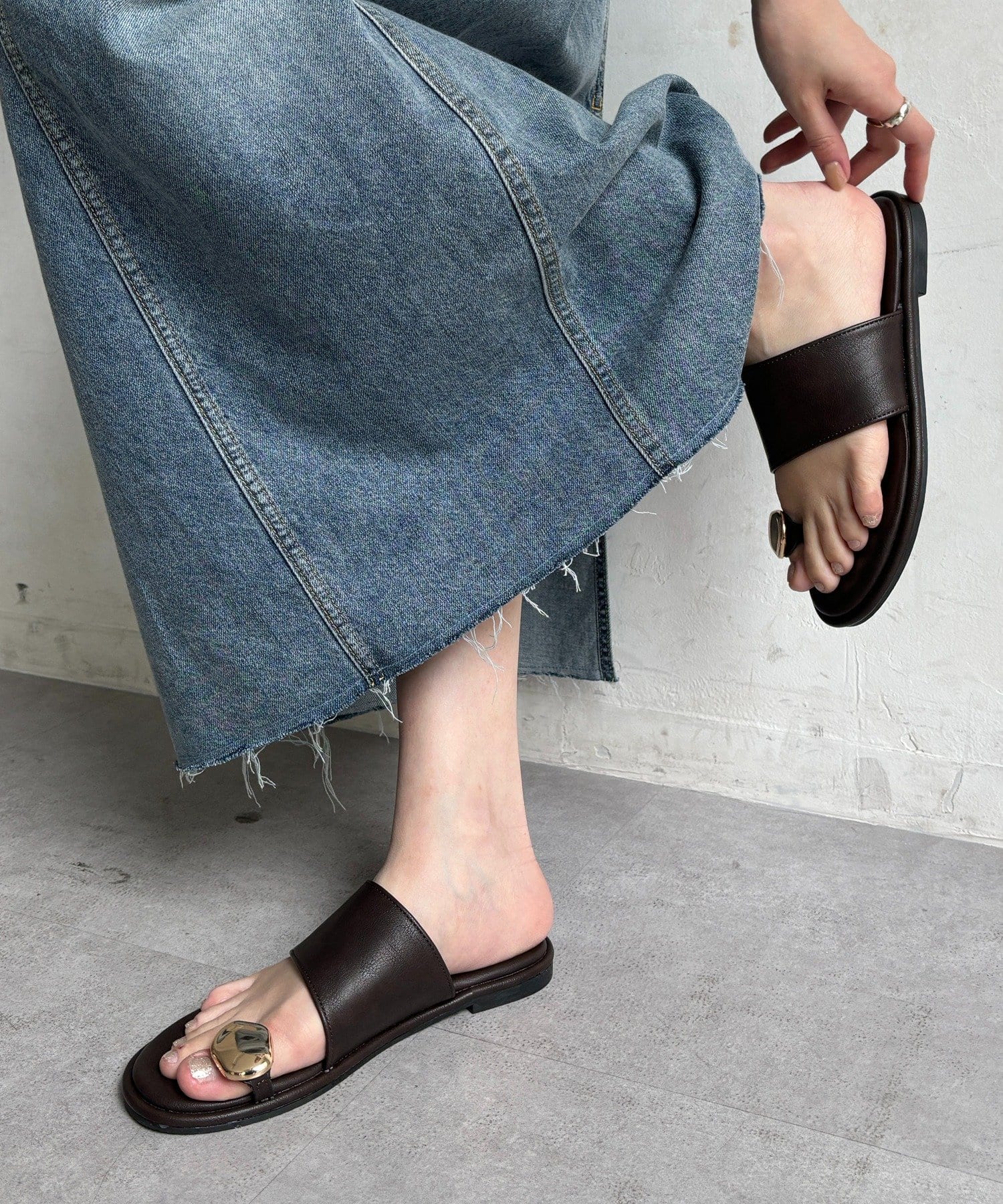 DOUDOU(ドゥドゥ) GOLDモチーフトングサンダル