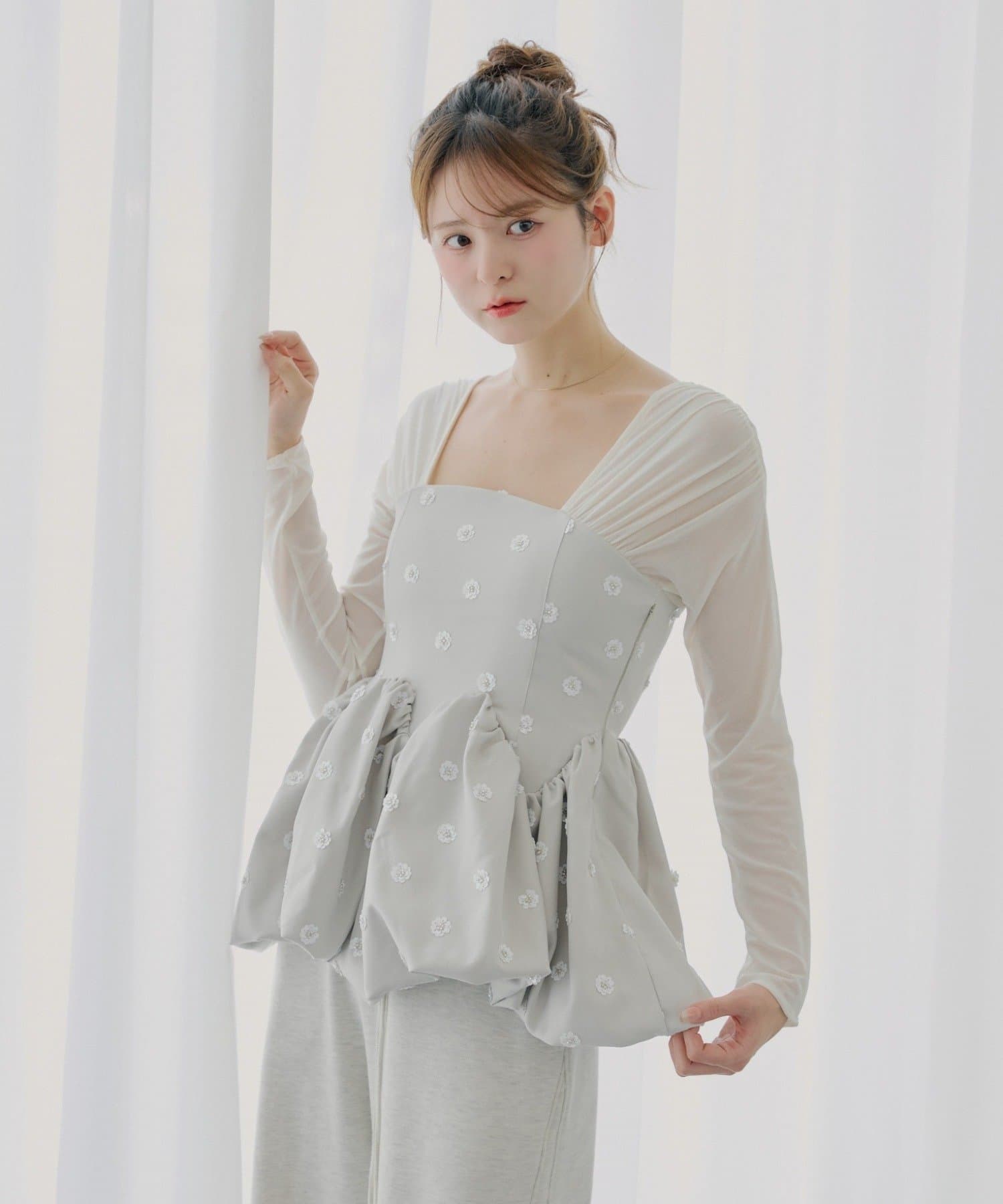 Chico(チコ) 【SALON by Chico】ドッキングバルーンペプラムフラワーブラウス