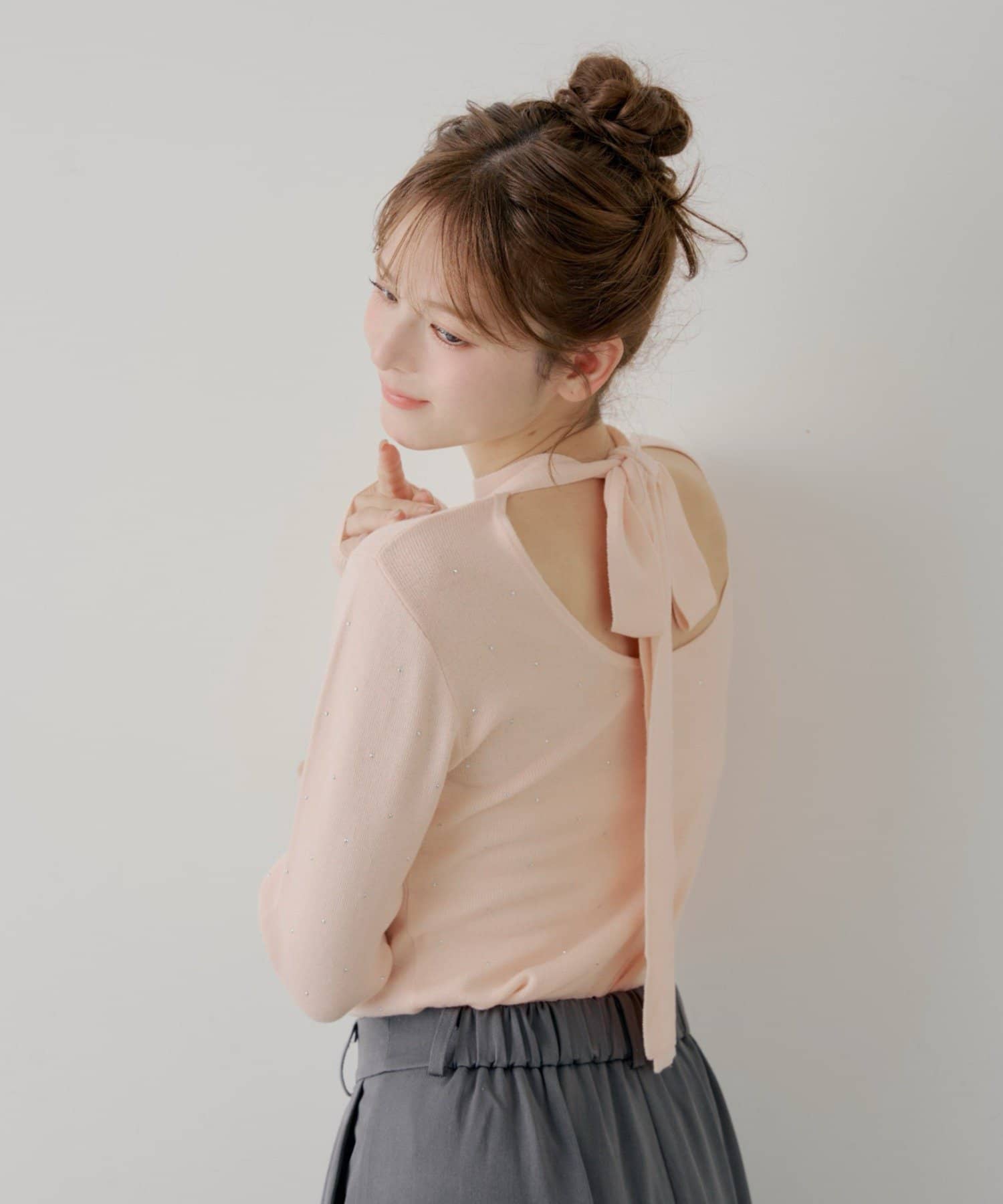 Chico(チコ) 【SALON by Chico】ラインストーンバック開きリボンニット