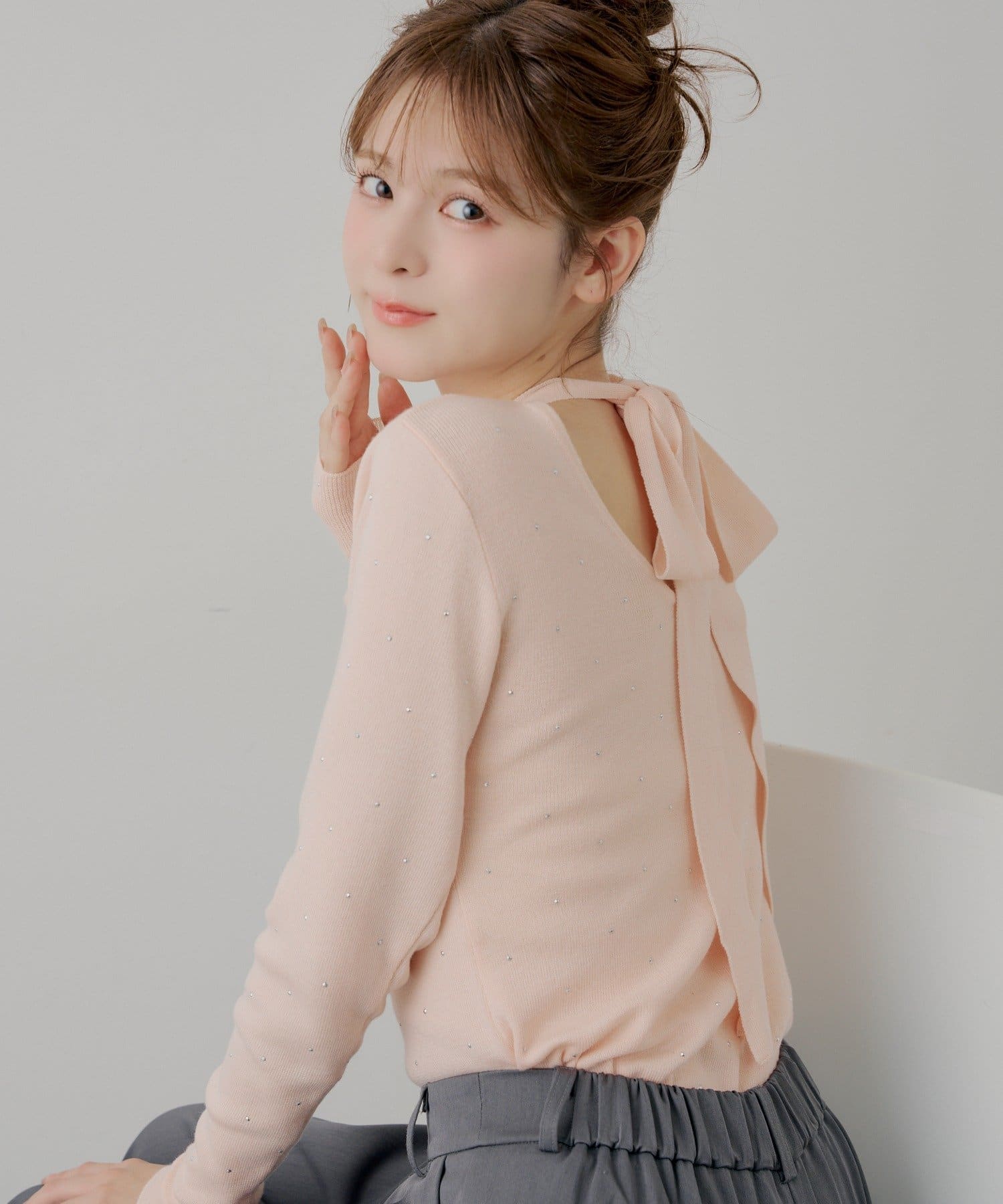 Chico(チコ) 【SALON by Chico】ラインストーンバック開きリボンニット