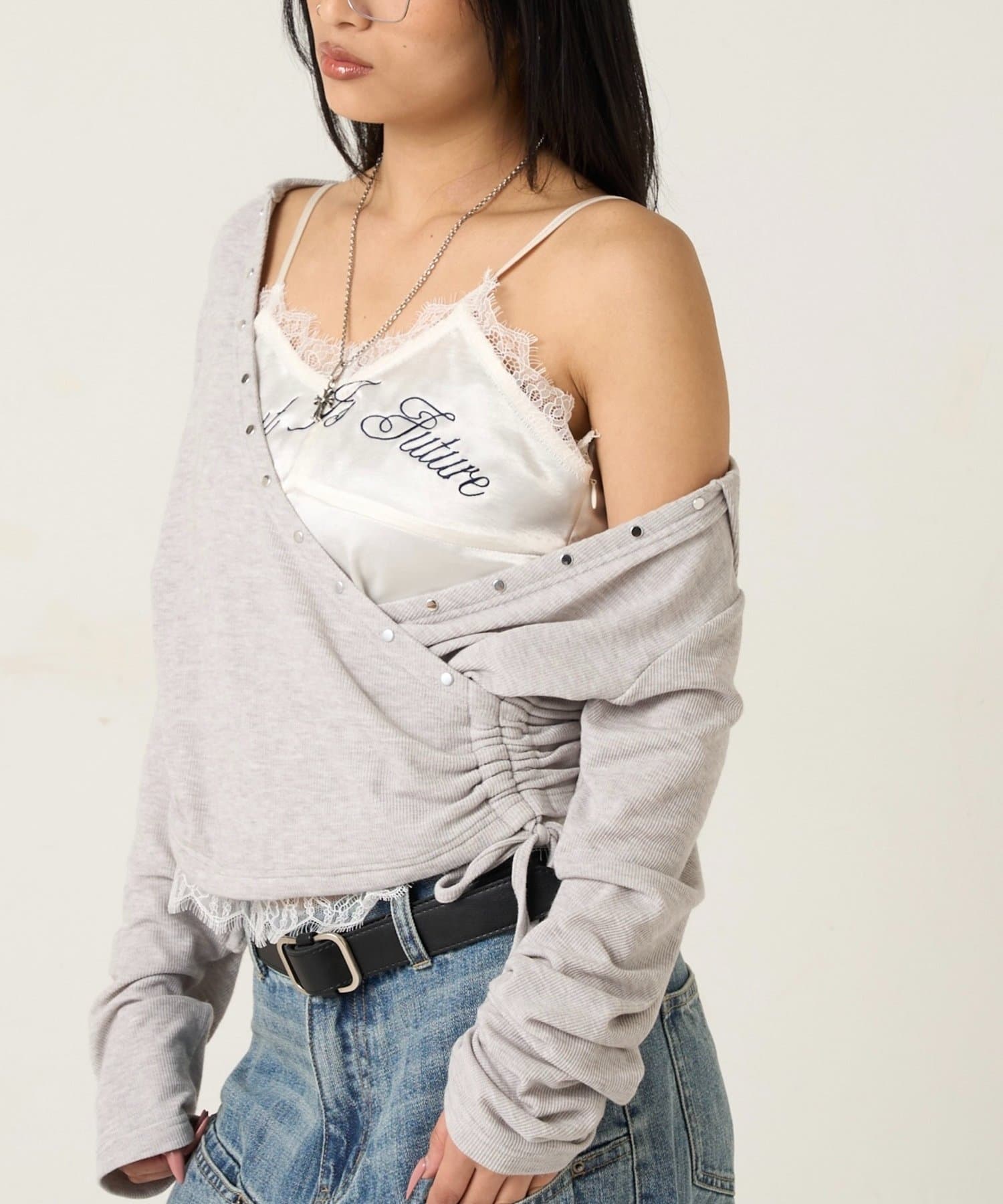 WHO’S WHO gallery(フーズフーギャラリー) EMBROIDERED LOGO SATIN SLIP CAMI