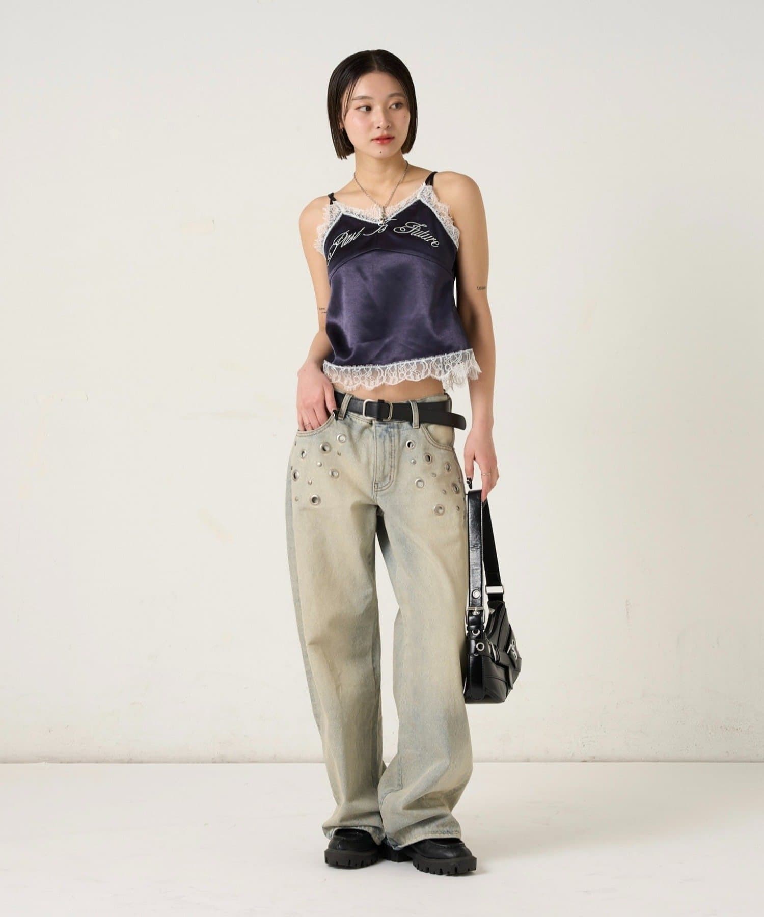 WHO’S WHO gallery(フーズフーギャラリー) EMBROIDERED LOGO SATIN SLIP CAMI