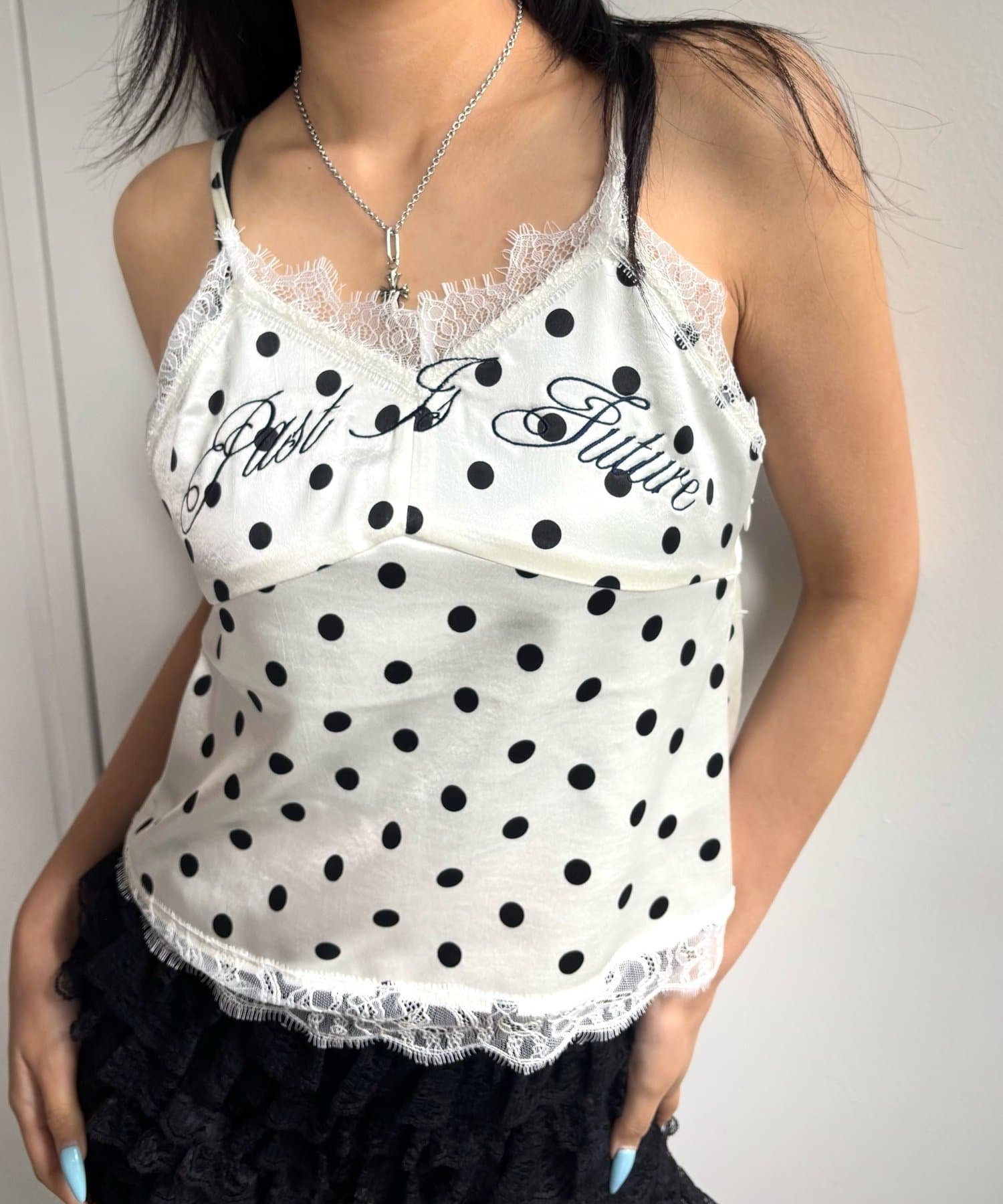 WHO’S WHO gallery(フーズフーギャラリー) 刺繍ロゴサテンスリップキャミ