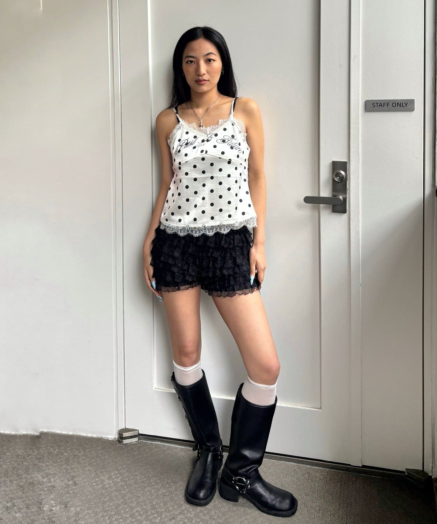 WHO’S WHO gallery(フーズフーギャラリー) 刺繍ロゴサテンスリップキャミ