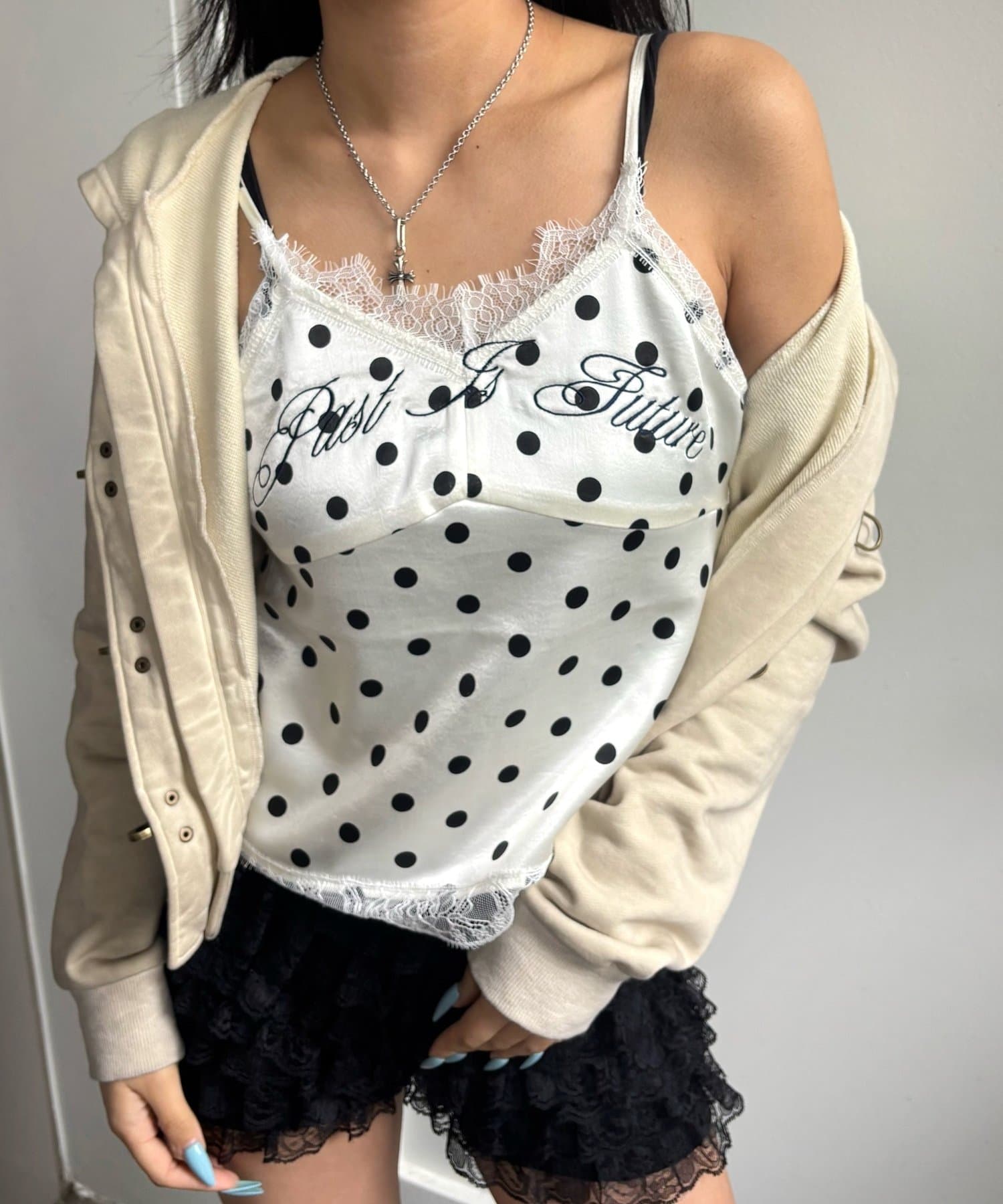 WHO’S WHO gallery(フーズフーギャラリー) 刺繍ロゴサテンスリップキャミ