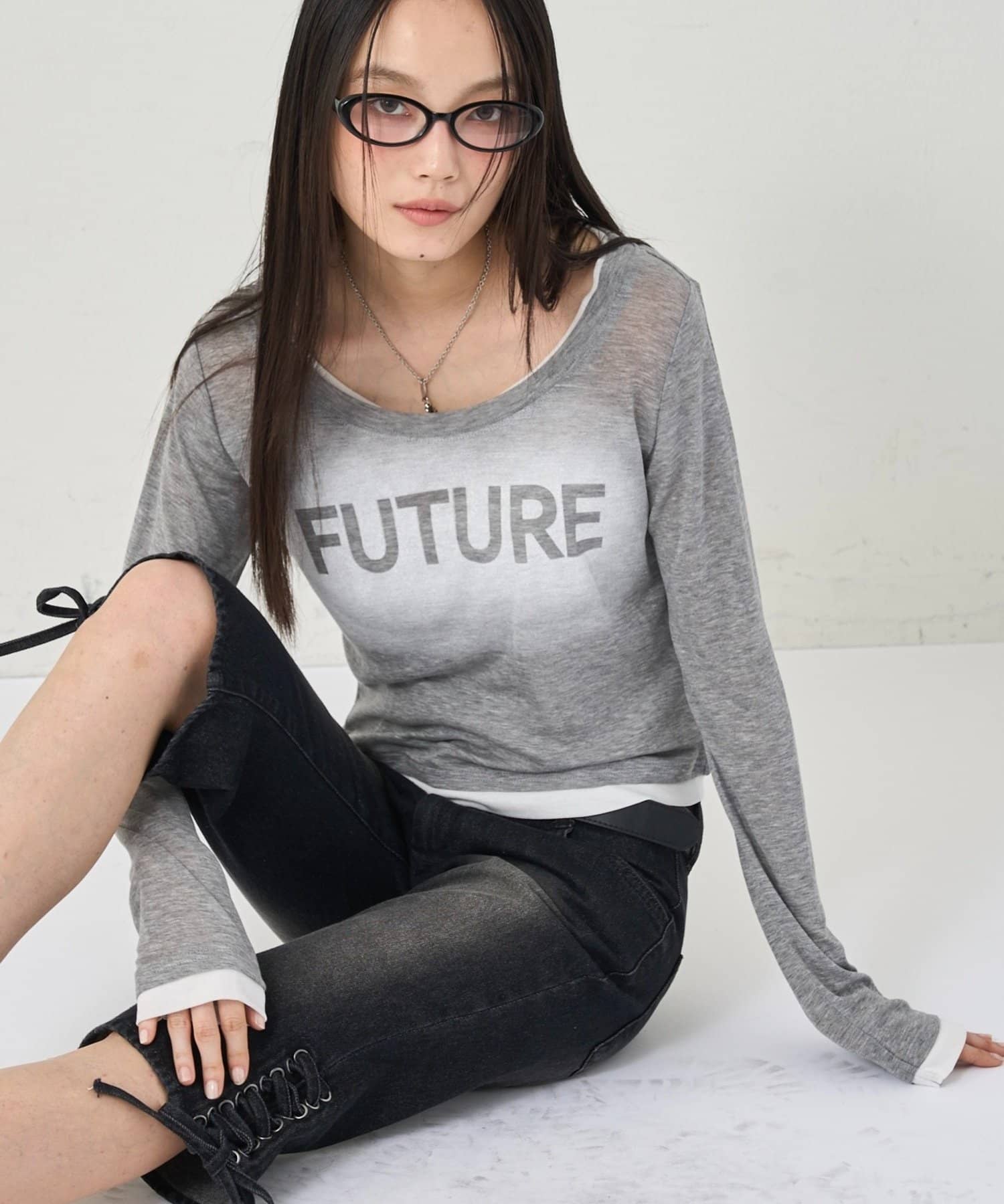 WHO’S WHO gallery(フーズフーギャラリー) SPRAY LOGO SHEER LAYERED TOPS