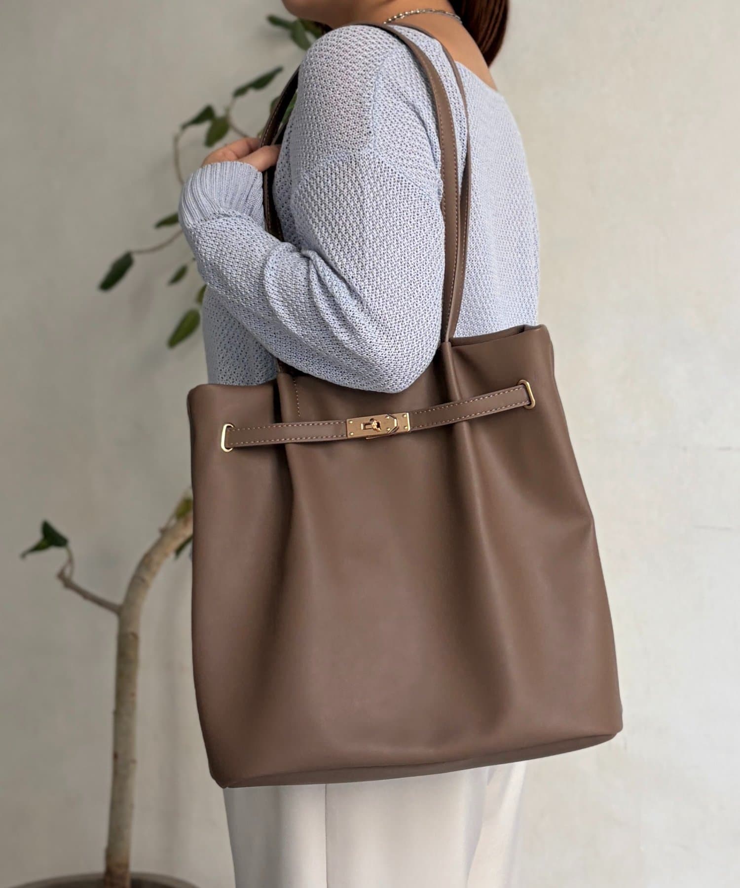 Chez toi(シェトワ) 合皮グレイスフロントベルトトート