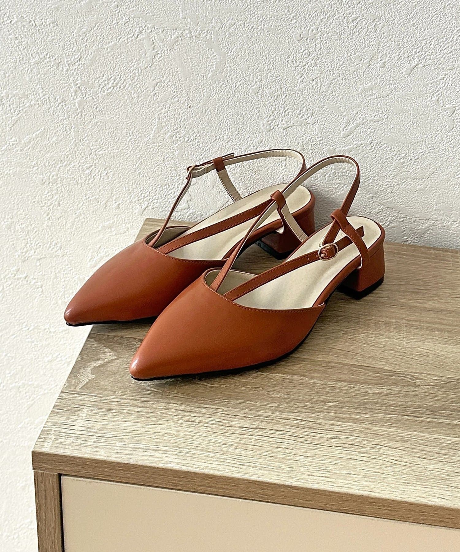 Thevon.(ゼヴォン) Vラインミュールパンプス