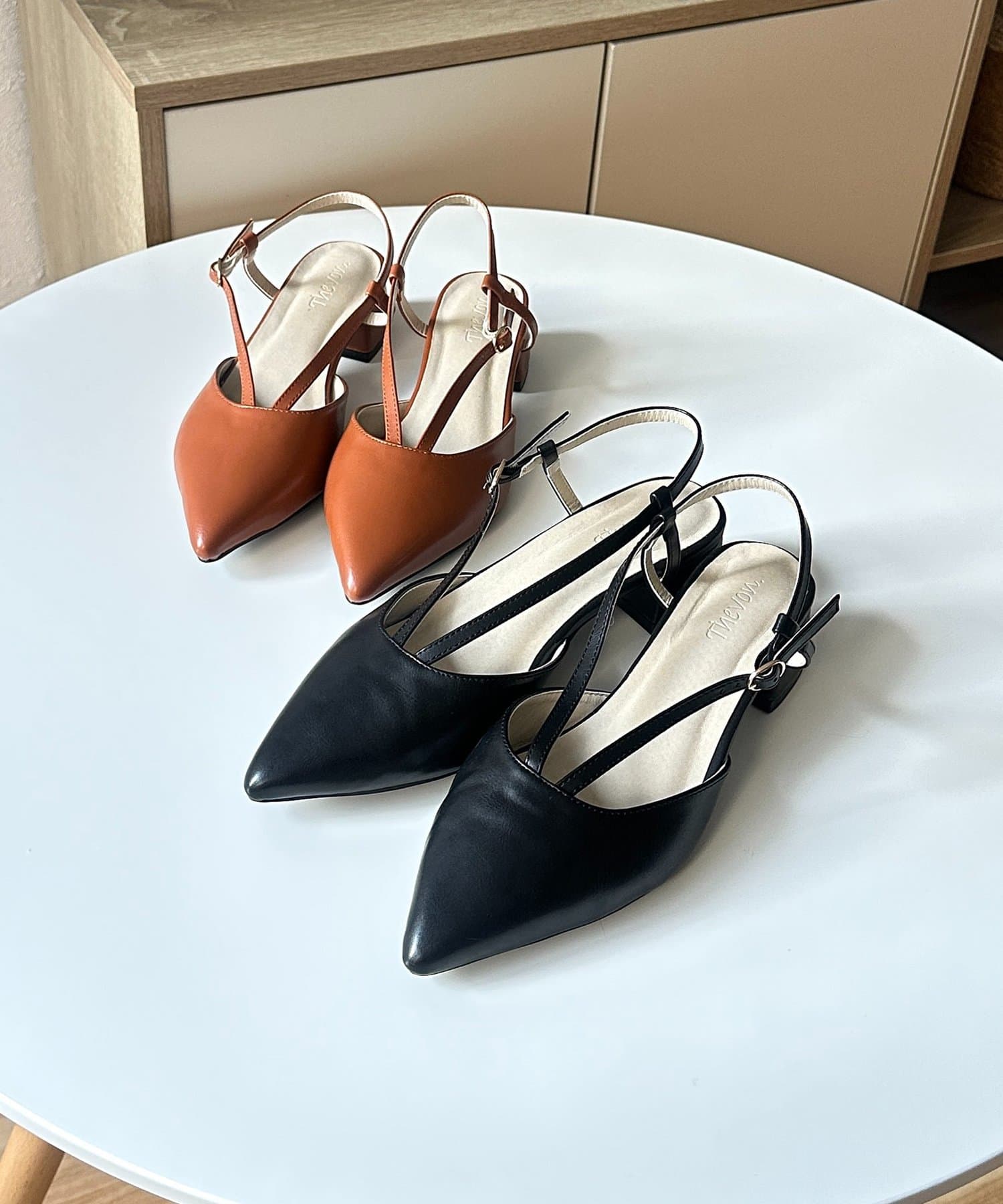 Thevon.(ゼヴォン) Vラインミュールパンプス