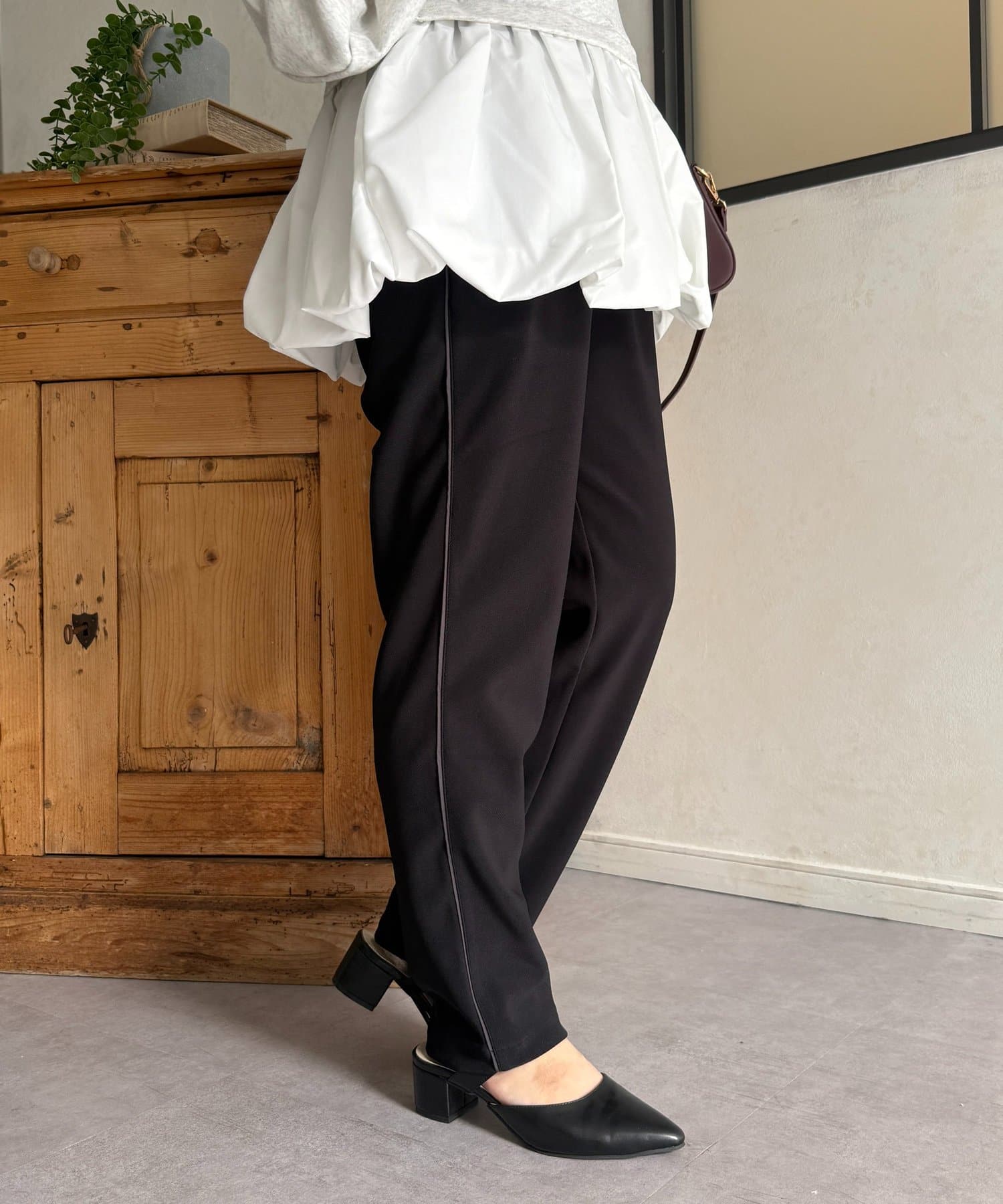 Thevon.(ゼヴォン) ラインカットテーパードパンツ