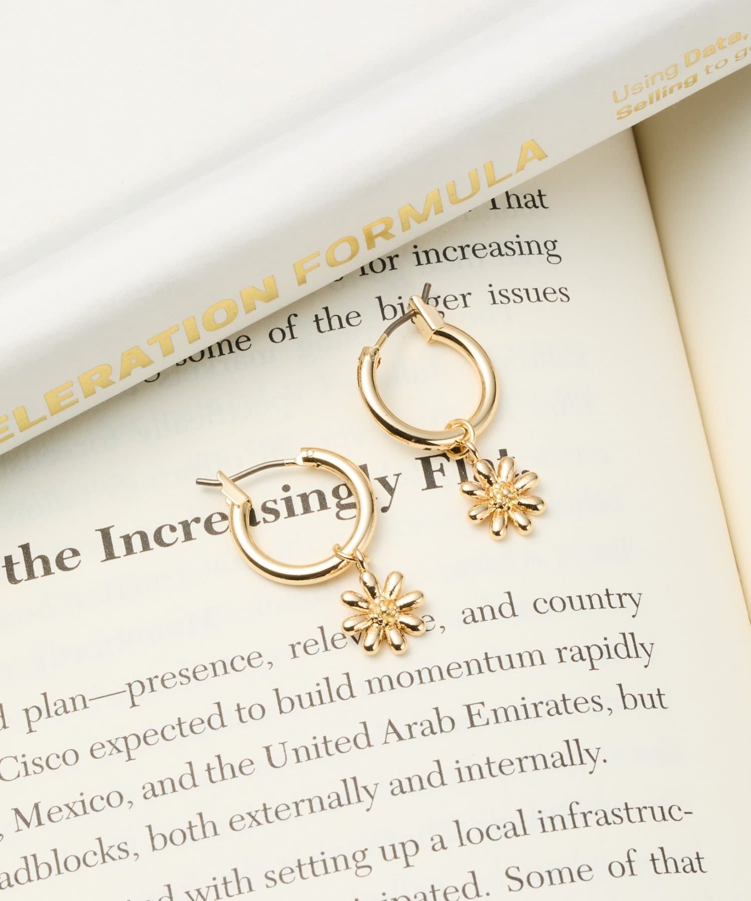 COLONY 2139(コロニー トゥーワンスリーナイン) フラワーフープピアス