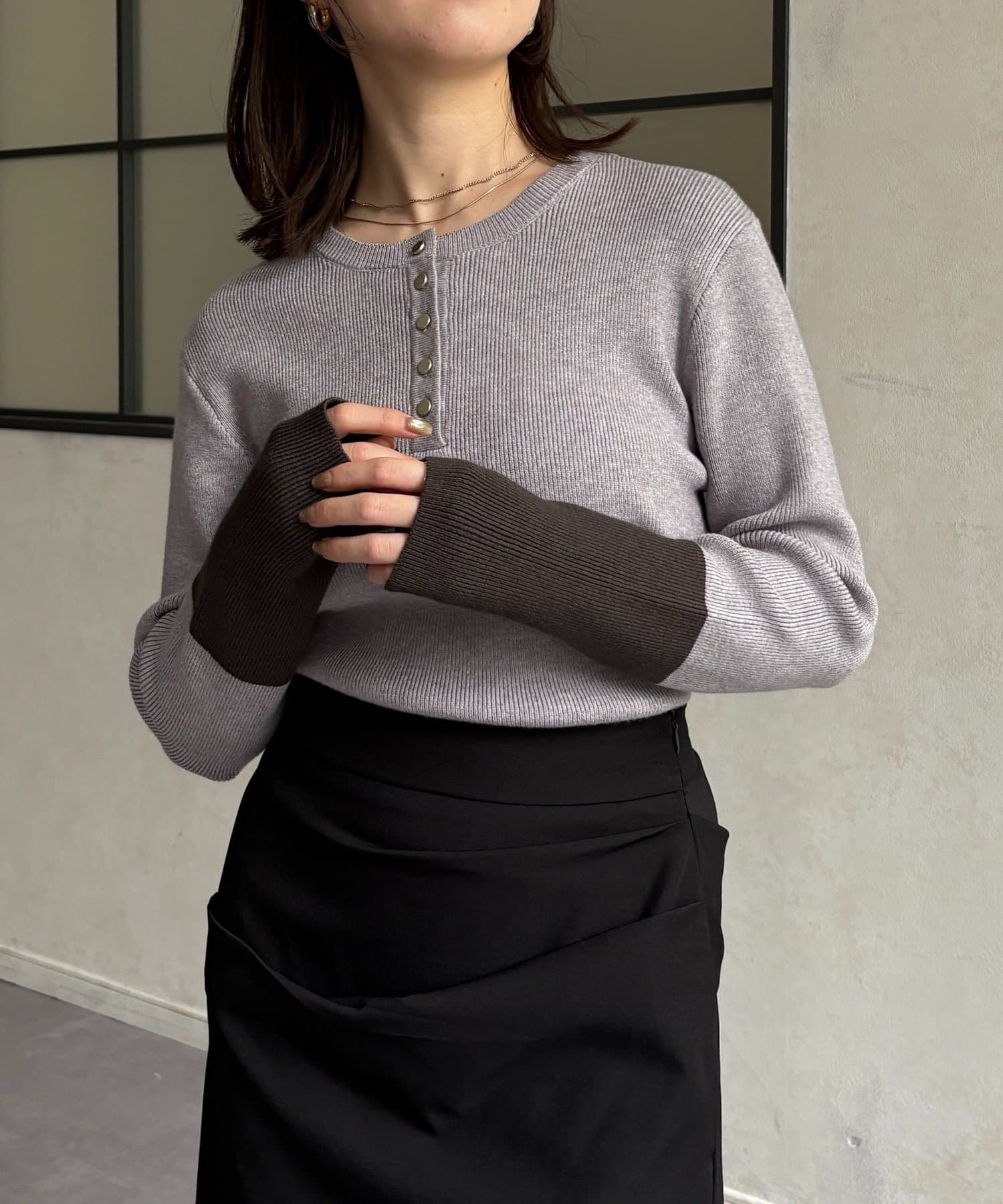 Thevon.(ゼヴォン) 袖先配色ヘンリーネックニット