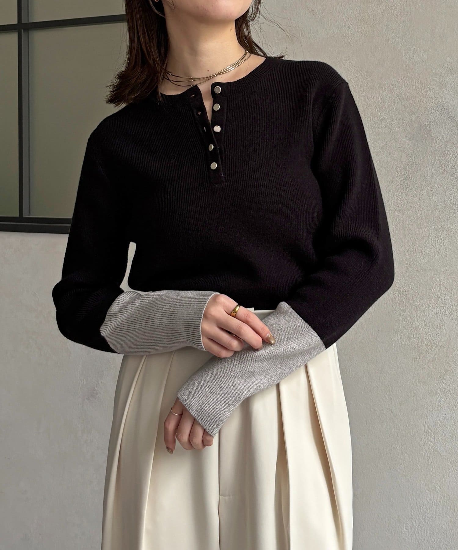 Thevon.(ゼヴォン) 袖先配色ヘンリーネックニット