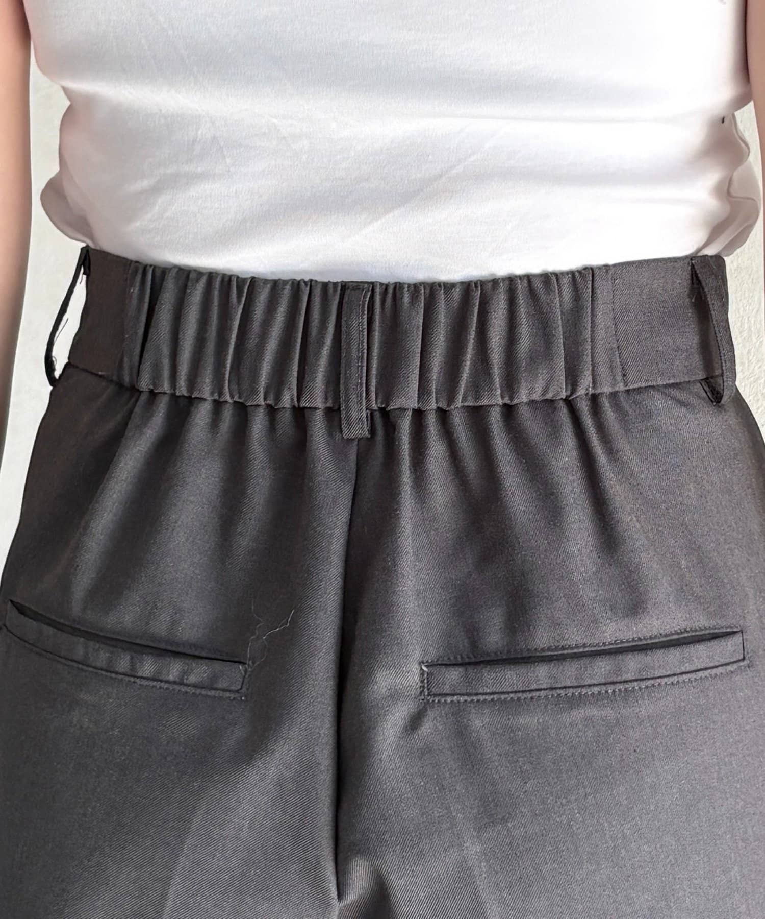 Thevon.(ゼヴォン) センタープレスストレートスラックス