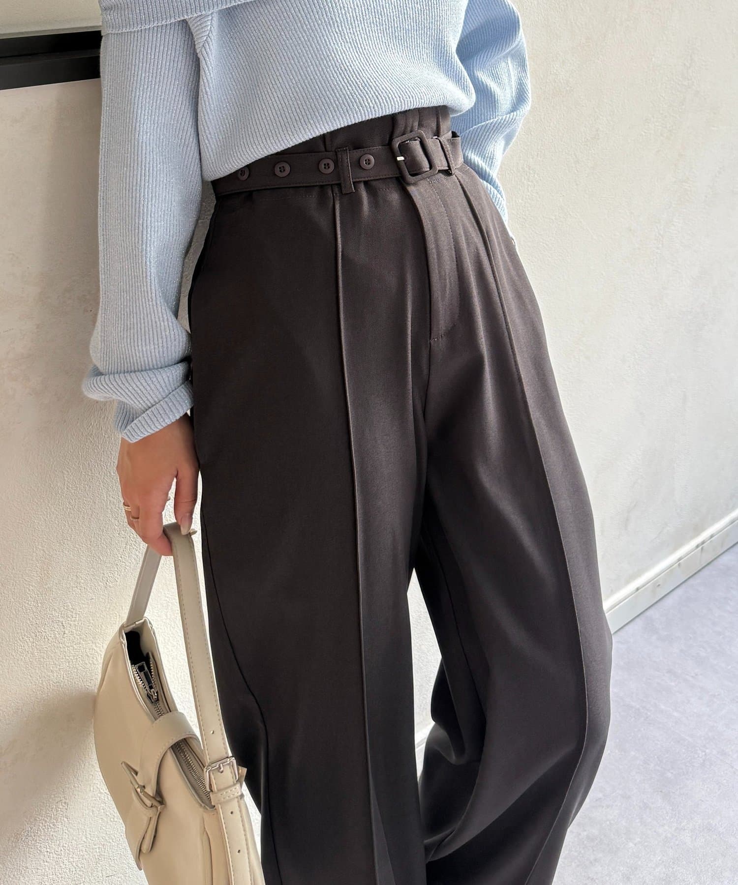 Thevon.(ゼヴォン) ベルト付きストレートスラックス