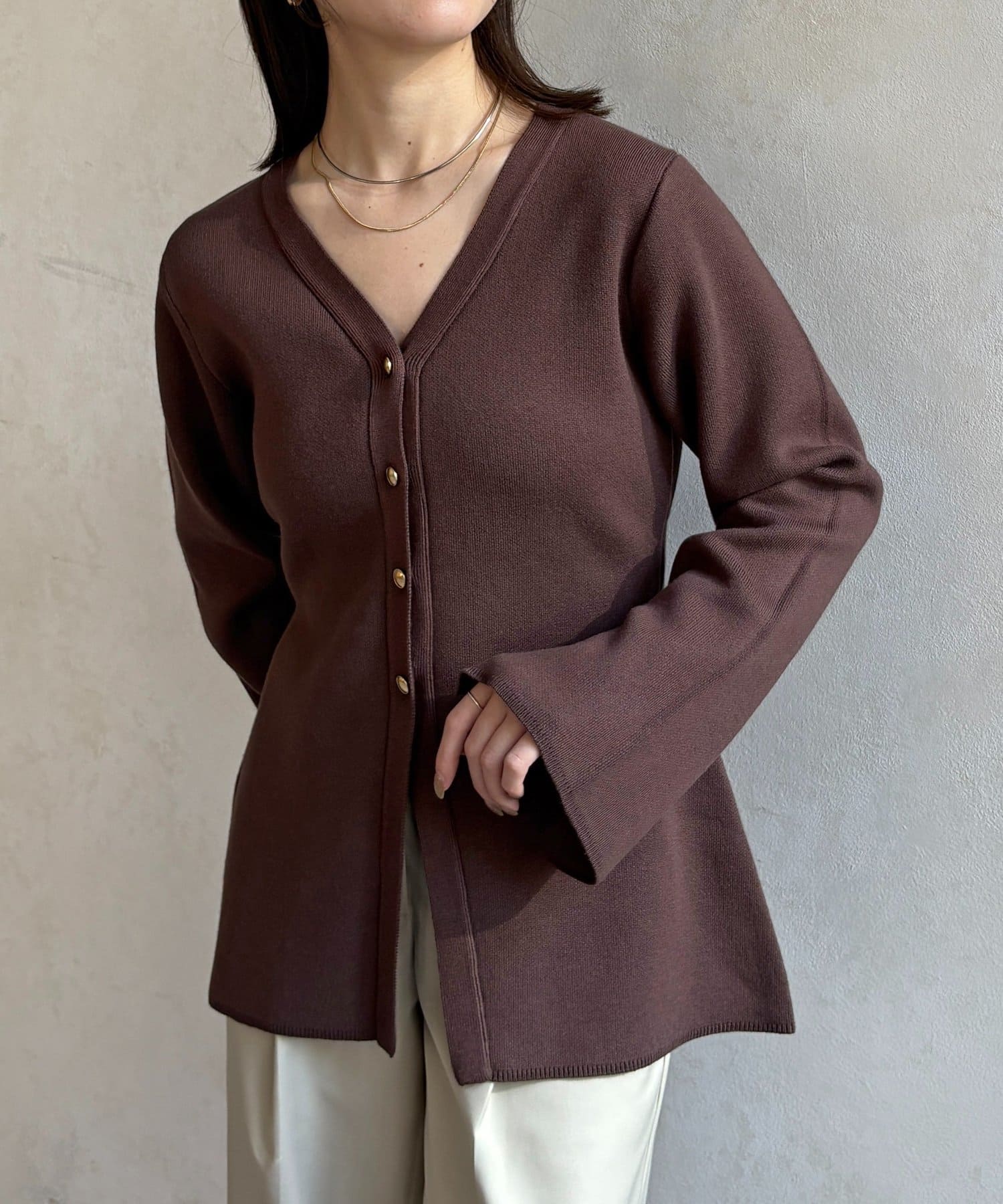 Thevon.(ゼヴォン) ウエストシェイプGOLDボタンニットカーディガン