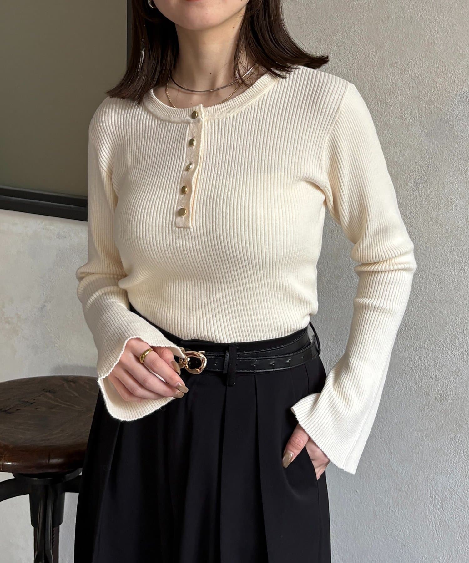 Thevon.(ゼヴォン) ヘンリーネック袖フレアリブニット