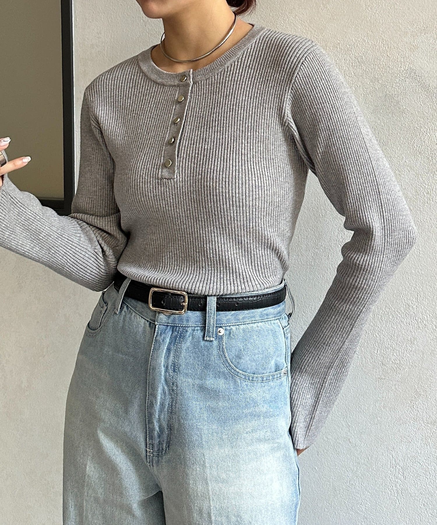 Thevon.(ゼヴォン) ヘンリーネック袖フレアリブニット