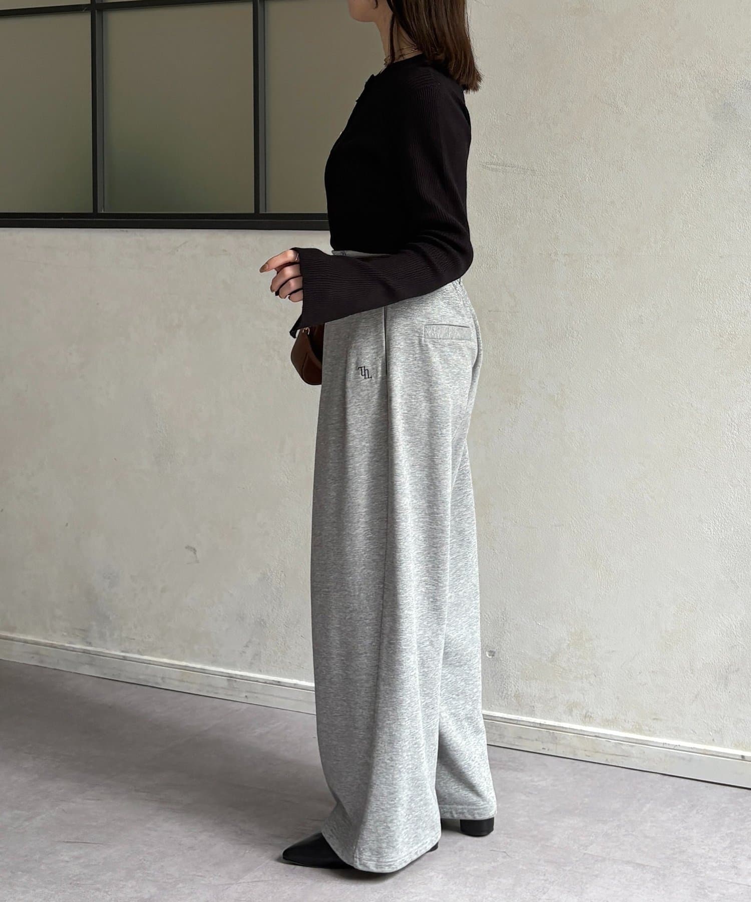 Thevon.(ゼヴォン) ヘンリーネック袖フレアリブニット