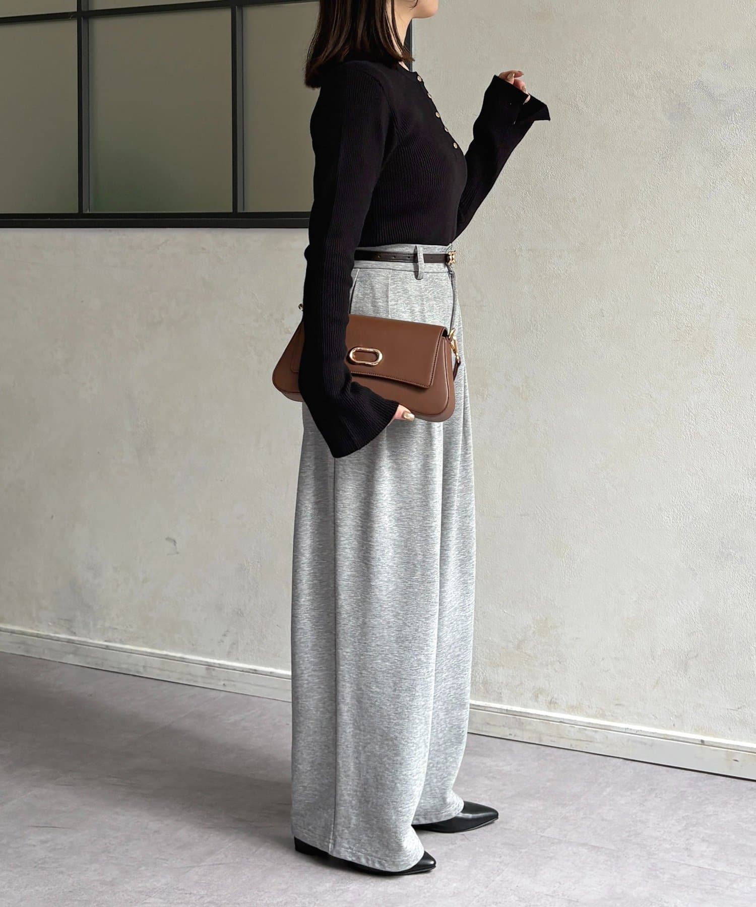 Thevon.(ゼヴォン) ヘンリーネック袖フレアリブニット