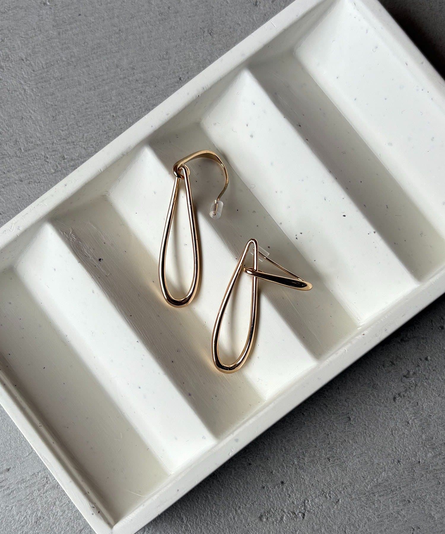 CAPRICIEUX LE'MAGE(カプリシュレマージュ) 〈GOLDY/ゴールディ〉ドロップラインフックピアス