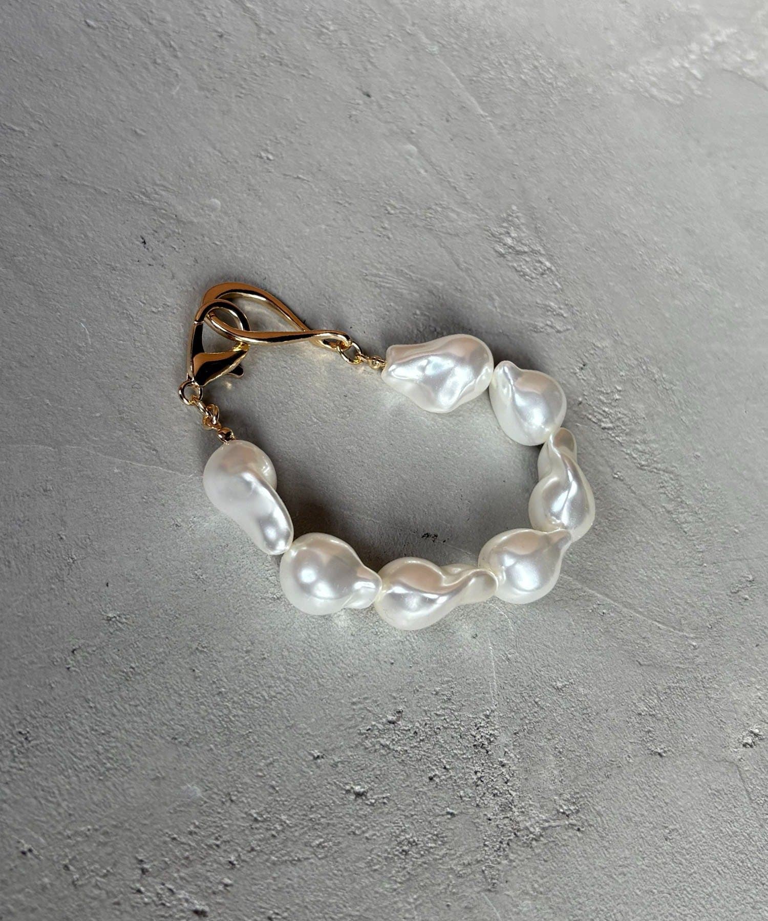 CAPRICIEUX LE'MAGE(カプリシュレマージュ) 〈GOLDY/ゴールディ〉バロックパール風ブレスレット