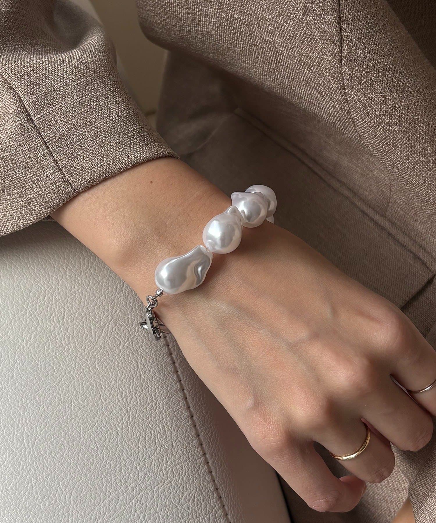 CAPRICIEUX LE'MAGE(カプリシュレマージュ) 〈GOLDY/ゴールディ〉バロックパール風ブレスレット