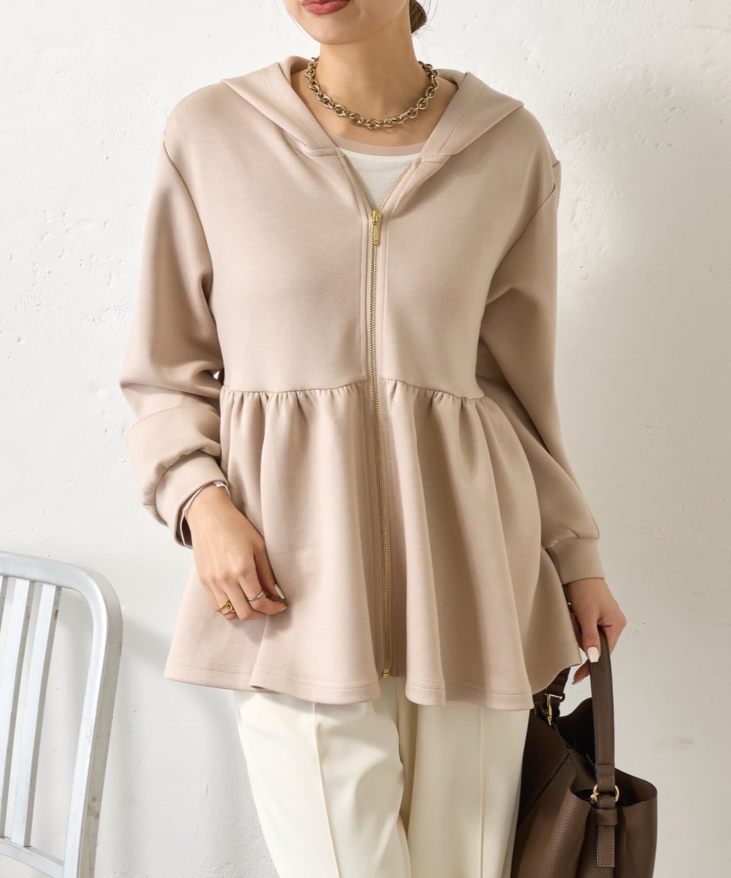 Jena　espace merveilleux(ジェナ　エスパスメルヴェイユ) ペプラムパーカー