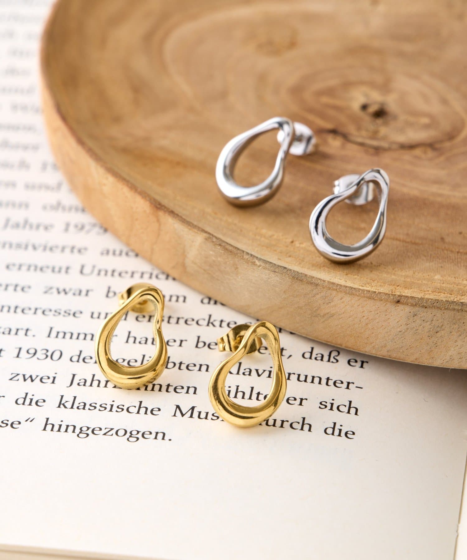 Jena　espace merveilleux(ジェナ　エスパスメルヴェイユ) シズクウェーブピアス