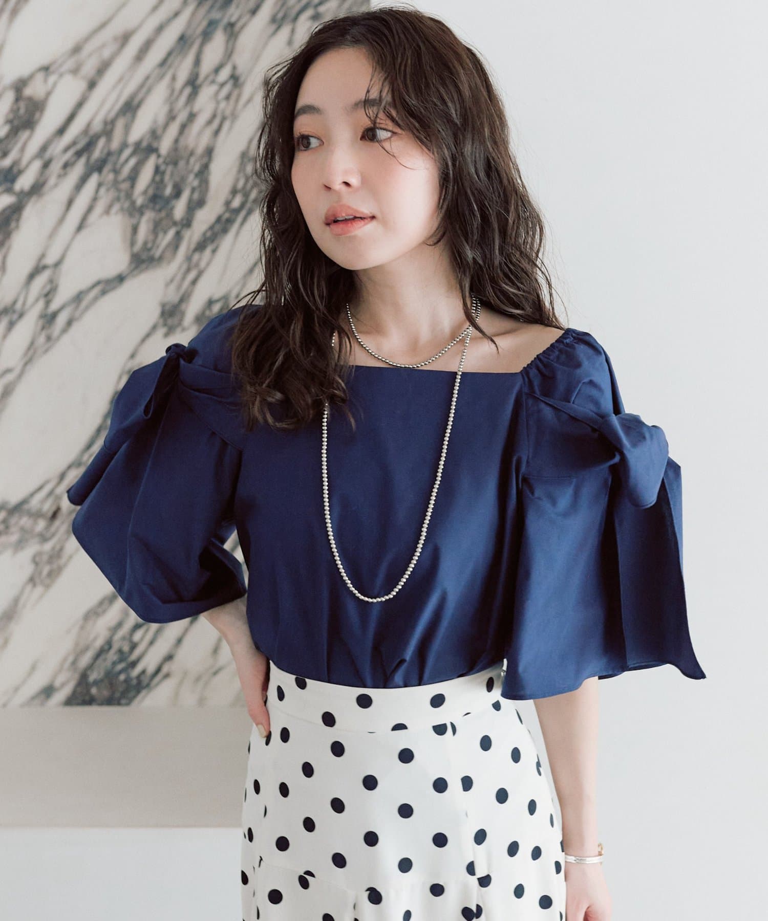 La boutique BonBon(ラブティックボンボン) 【KAZUMI監修カラーあり・最強モテブラウス】リボンフレアスリーブブラウス