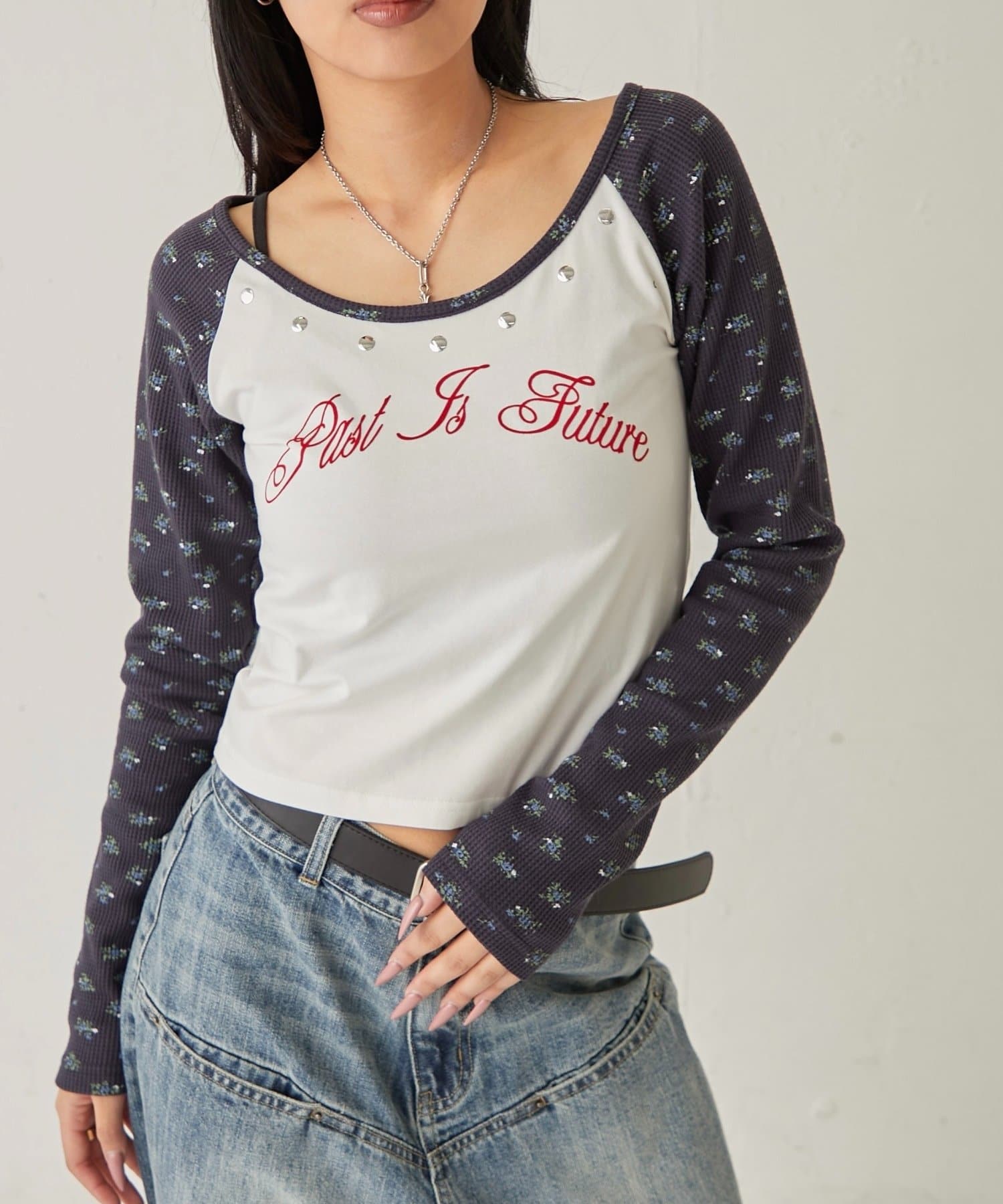 WHO’S WHO gallery(フーズフーギャラリー) WAFFLE FLOWER RAGLAN LOGO TOPS