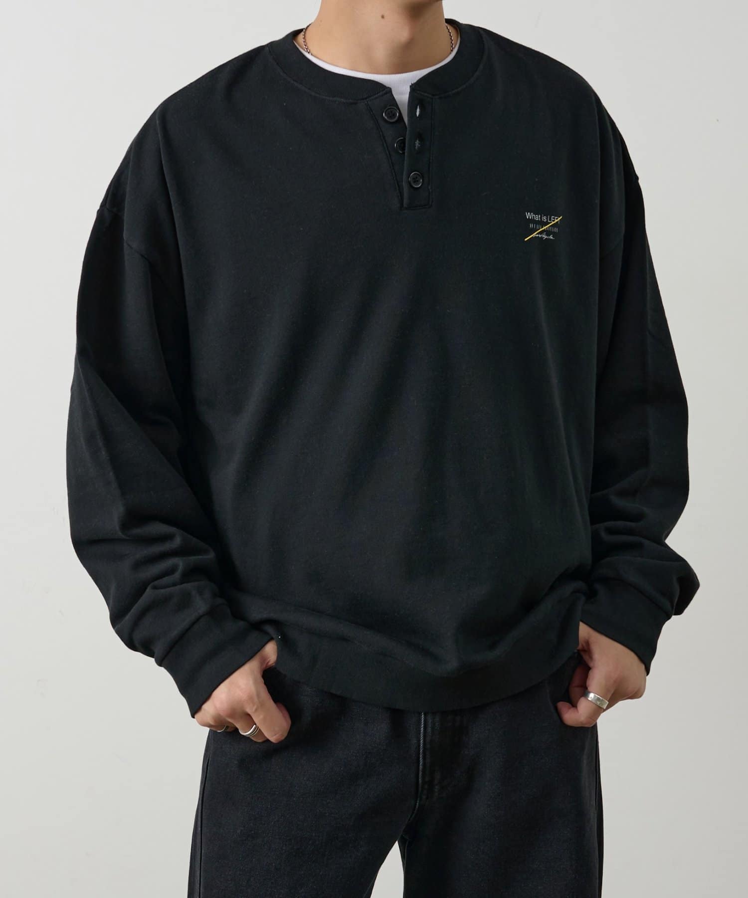 COLONY 2139(コロニー トゥーワンスリーナイン) ワンポイントプリントヘンリーネックスウェット