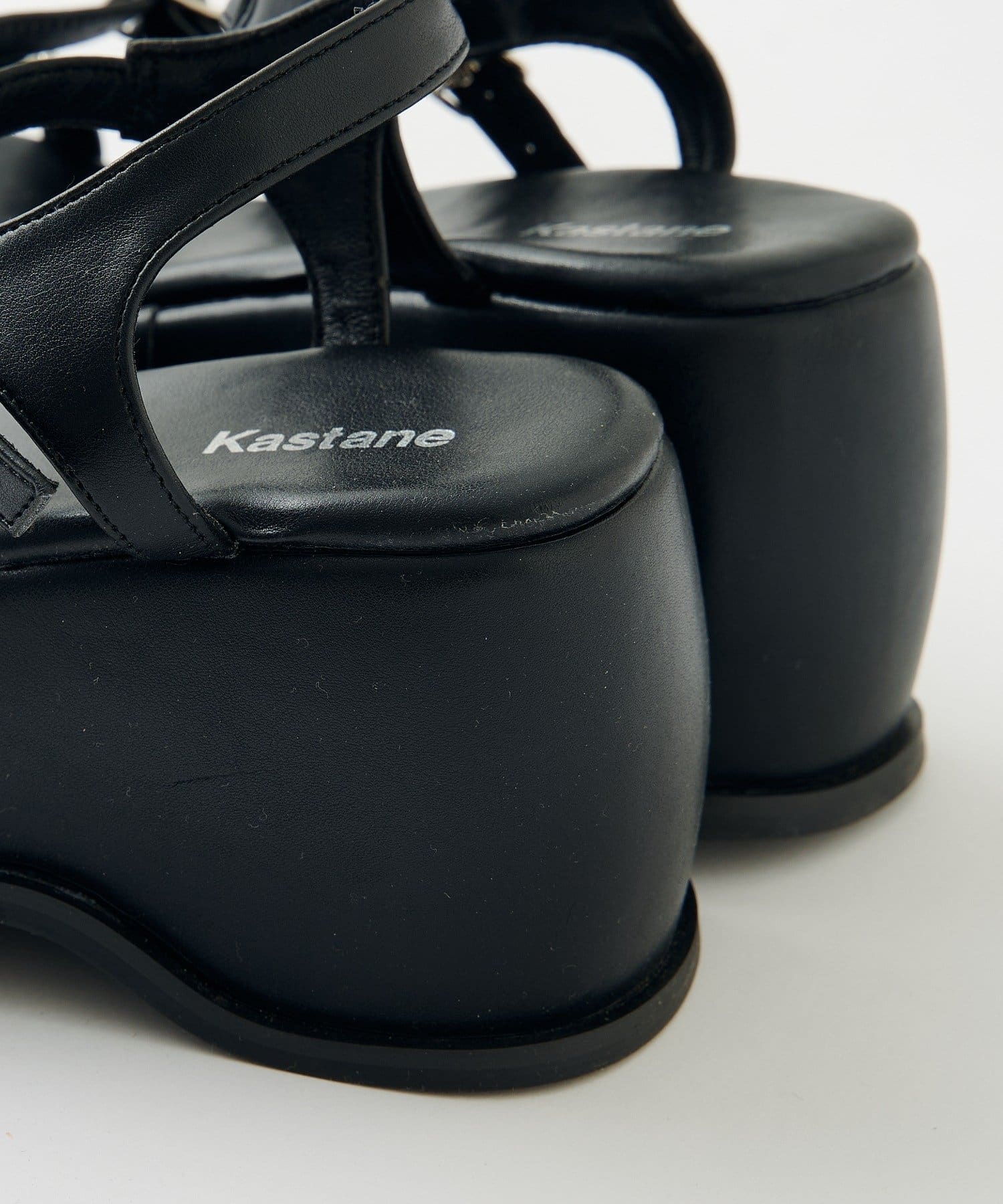 Kastane(カスタネ) 【2.7(土)11:00〜2.8(日)ポイントUP開催/2026SSカタログ】スタッズサンダル