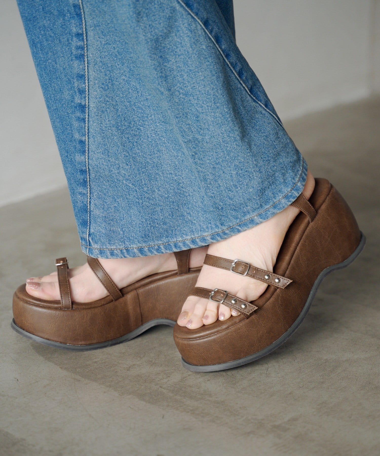 Kastane(カスタネ) 【2.7(土)11:00〜2.8(日)ポイントUP開催/2026SSカタログ】スタッズサンダル