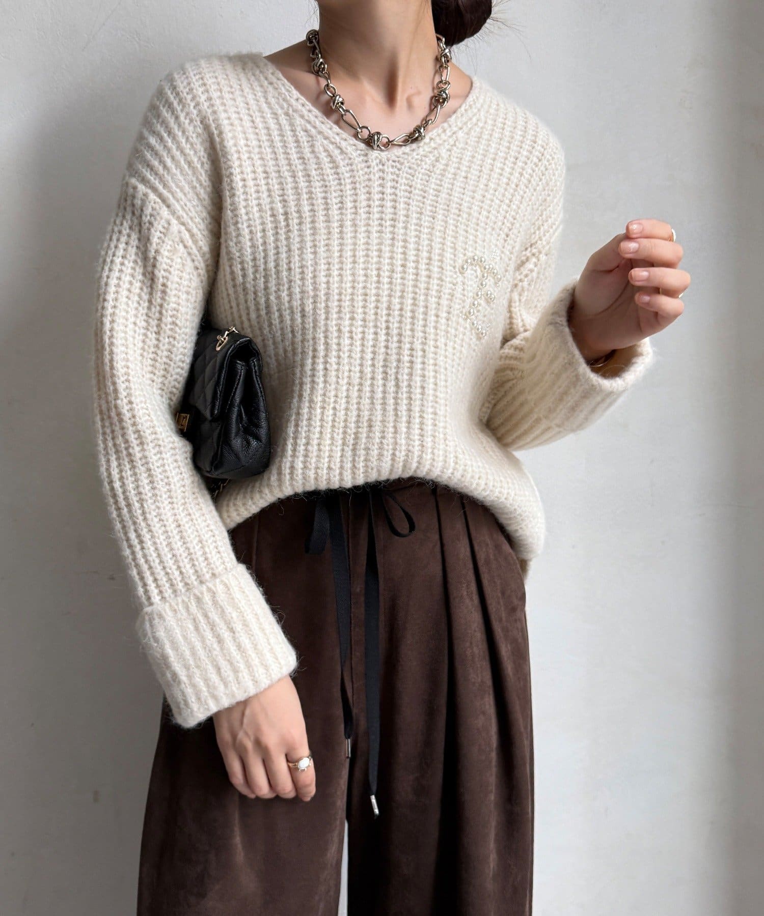 OUTLET(アウトレット) 【DouDou】ロゴブローチ風ニット