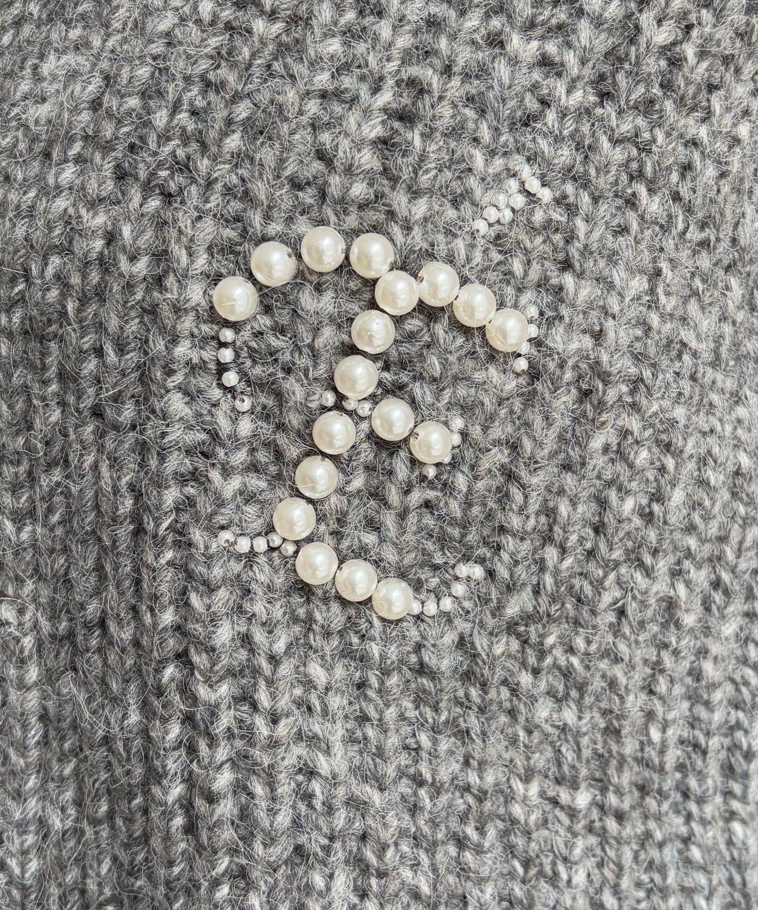 OUTLET(アウトレット) 【DouDou】ロゴブローチ風ニット