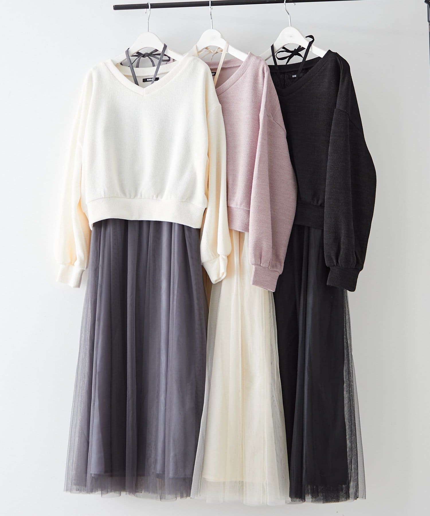 Remind me and forever(リマインドミーアンドフォーエバー) 【2枚SET】Vネックニット＋チュールキャミワンピース