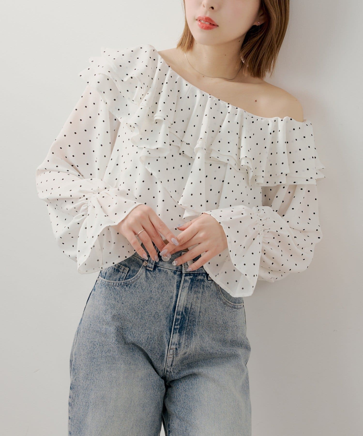 Chico(チコ) フリルワンショルドットブラウス