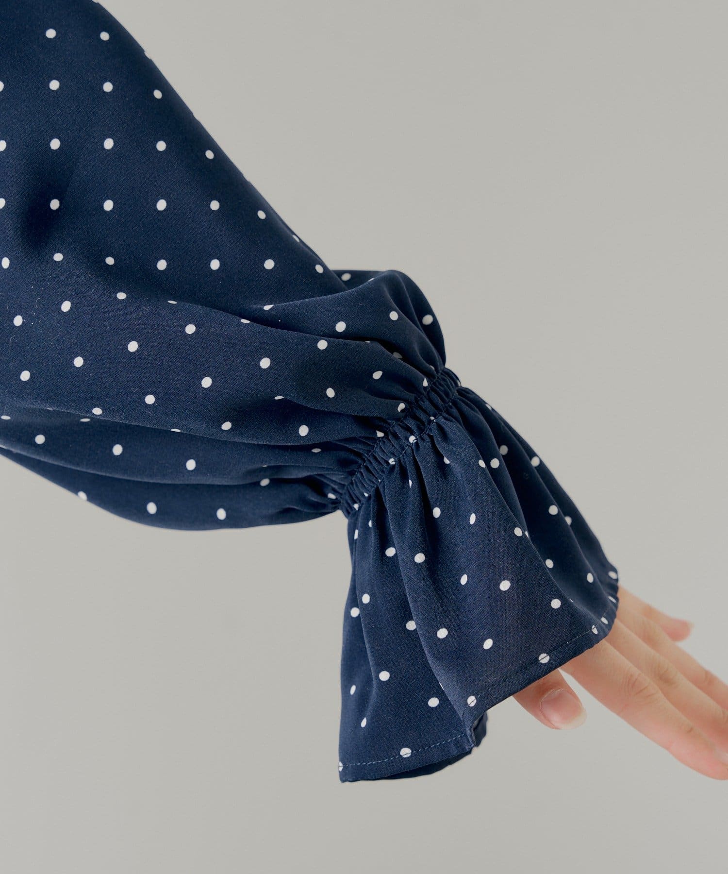 Chico(チコ) フリルワンショルドットブラウス