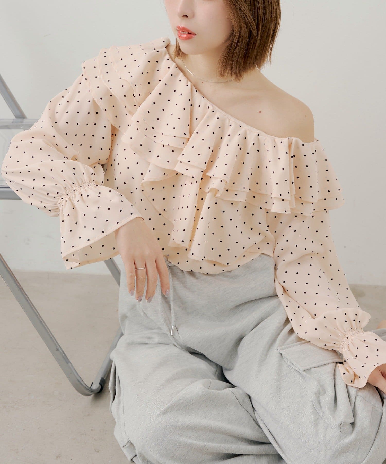 Chico(チコ) フリルワンショルドットブラウス