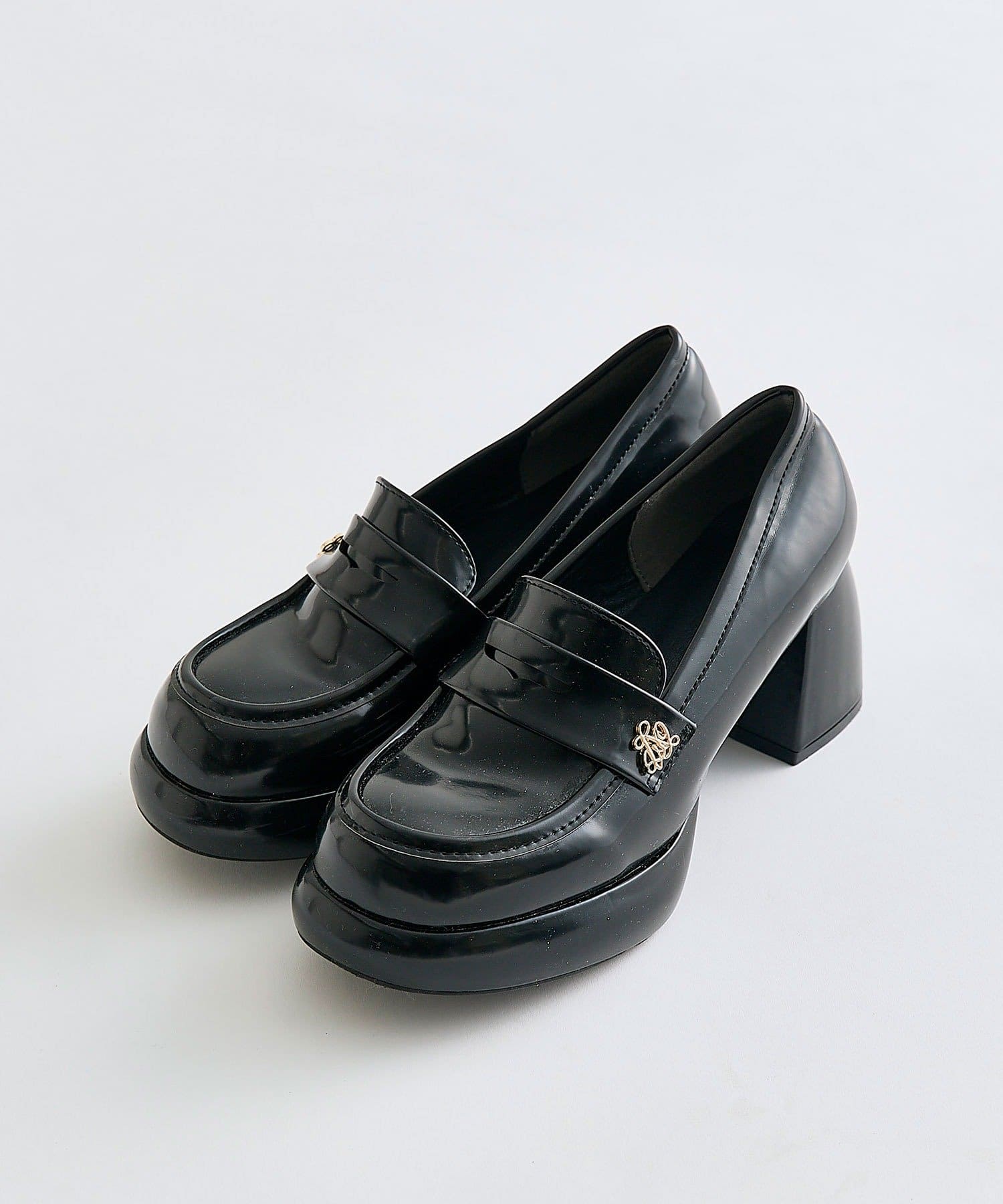 OLIVE des OLIVE(オリーブ デ オリーブ) 【リバイバル】エンブレム付きローファー