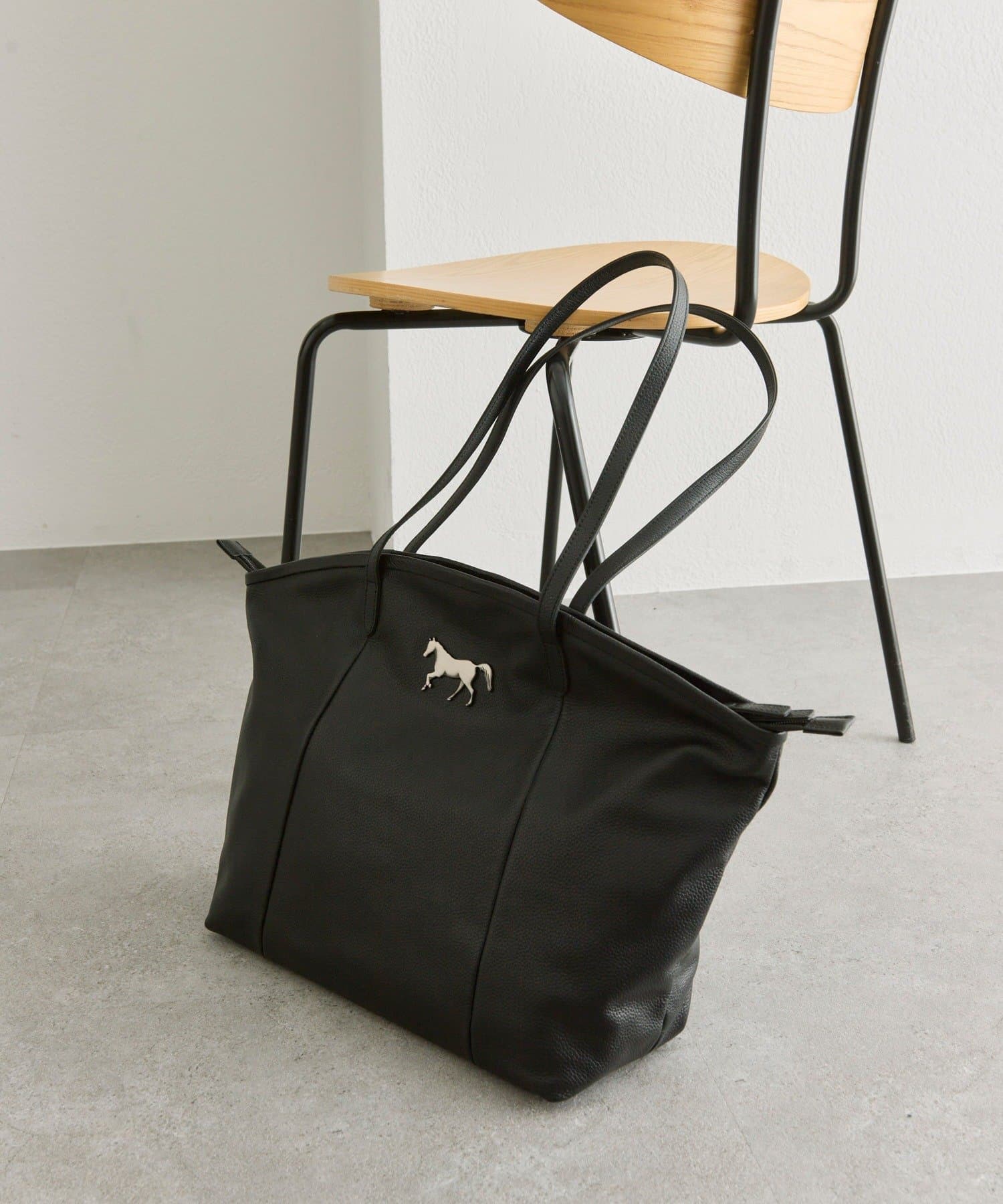 ear PAPILLONNER(イア パピヨネ) 《本革/A4サイズ対応》ホースチャームトートバッグ
