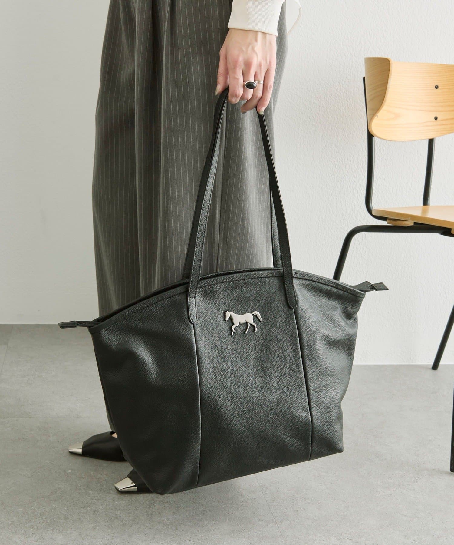 ear PAPILLONNER(イア パピヨネ) 《本革/A4サイズ対応》ホースチャームトートバッグ